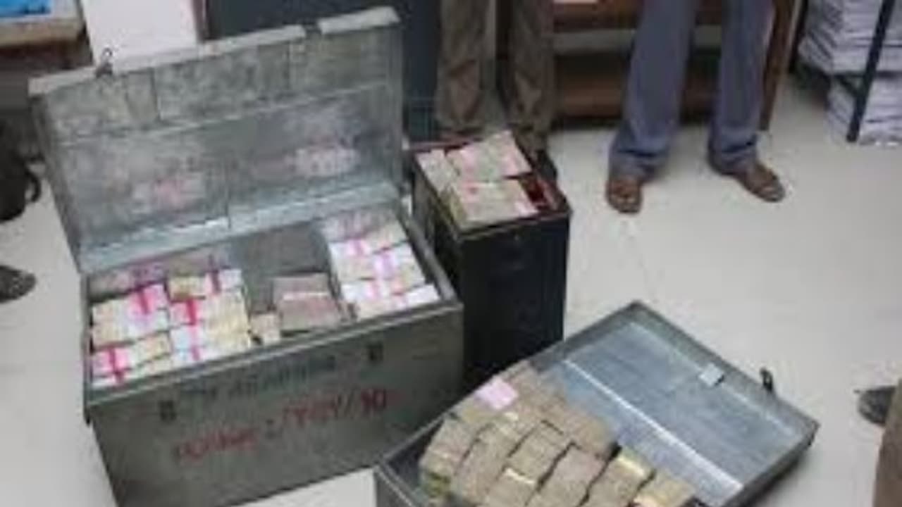 தமிழக அரசு அலுவலகங்களில் லஞ்ச ஒழிப்பு போலீசார் அதிரடி சோதனை !! கட்டுகட்டாக பணம் பறிமுதல்!!! தமிழக அரசு அலுவலகங்களில் லஞ்ச ஒழிப்பு போலீசார் அதிரடி சோதனை !! கட்டுகட்டாக பணம் பறிமுதல்!!!