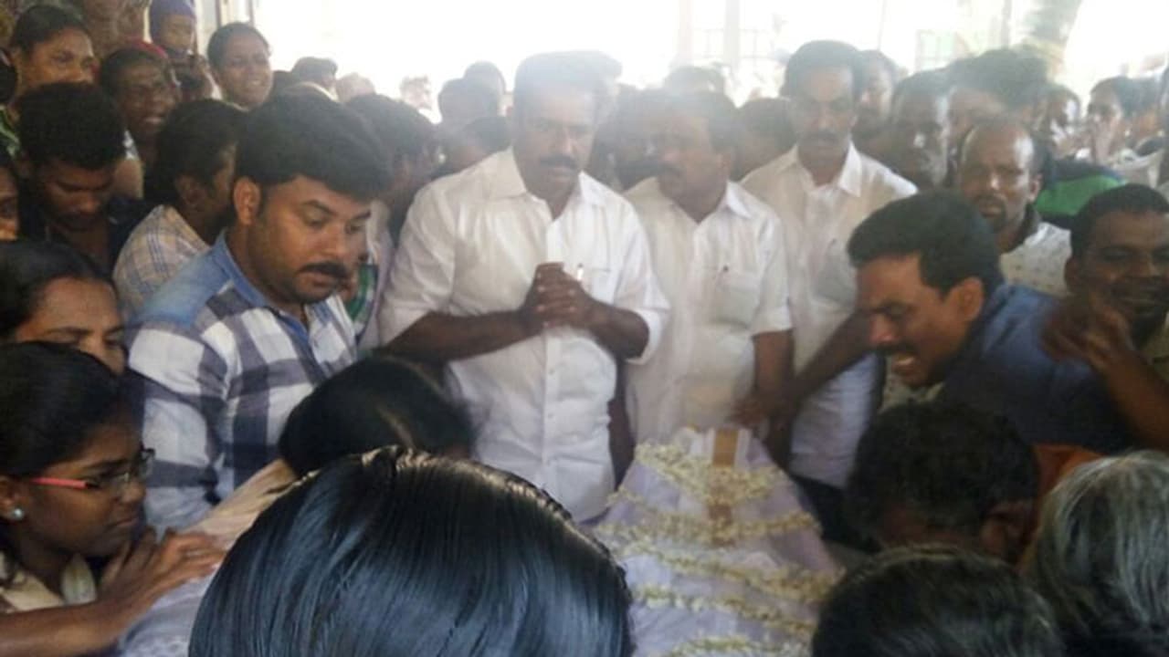 മഹാരാഷ്ട്രയിലെ പുറം കടലില് മരിച്ച രാജുമോന്റെ മൃതദേഹം നാട്ടിലെത്തിച്ചു; കണ്ണീരോടെ വിട നല്കി ഗ്രാമം മഹാരാഷ്ട്രയിലെ പുറം കടലില് മരിച്ച രാജുമോന്റെ മൃതദേഹം നാട്ടിലെത്തിച്ചു; കണ്ണീരോടെ വിട നല്കി ഗ്രാമം