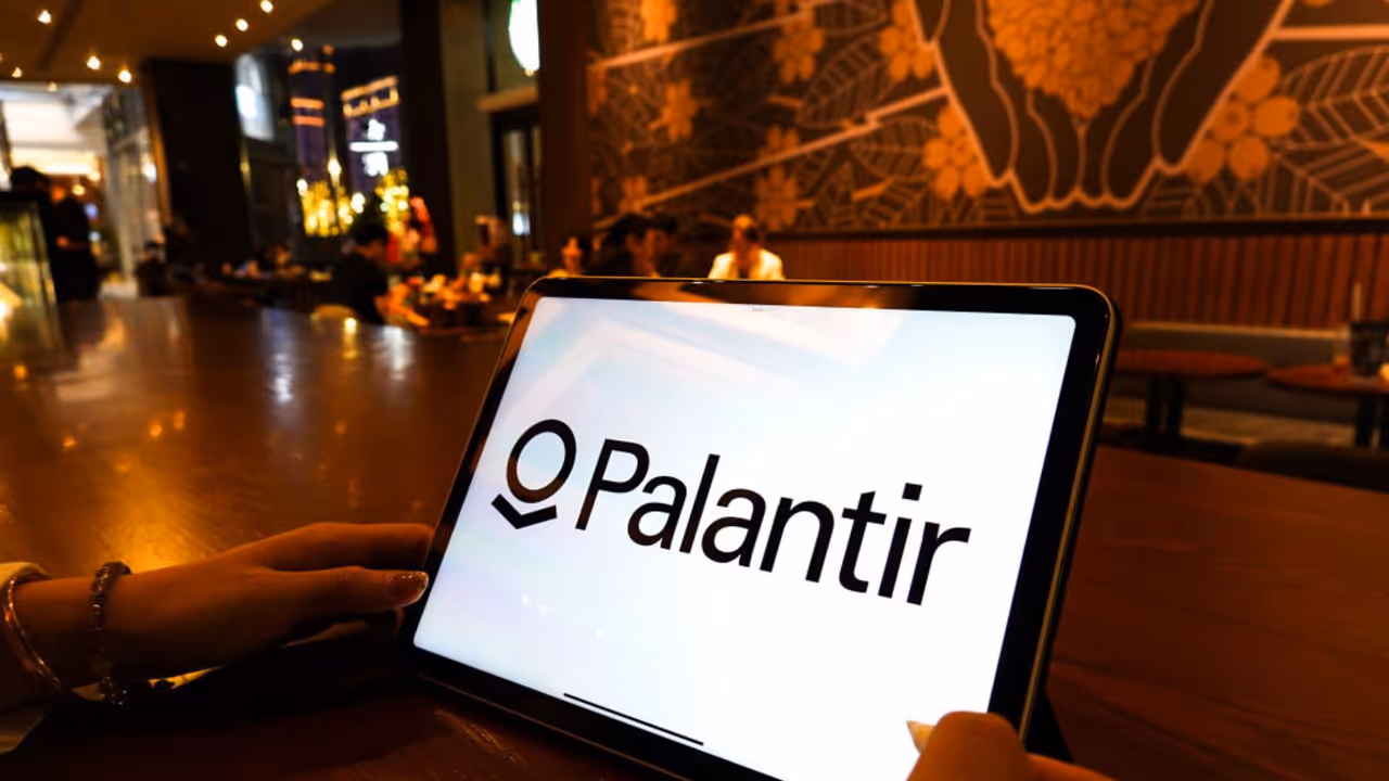 Palantir Stock Stuck At Recent Trading Range As Valuation Concerns Offset Optimism Over Fundamentals: Retail Guarded 
