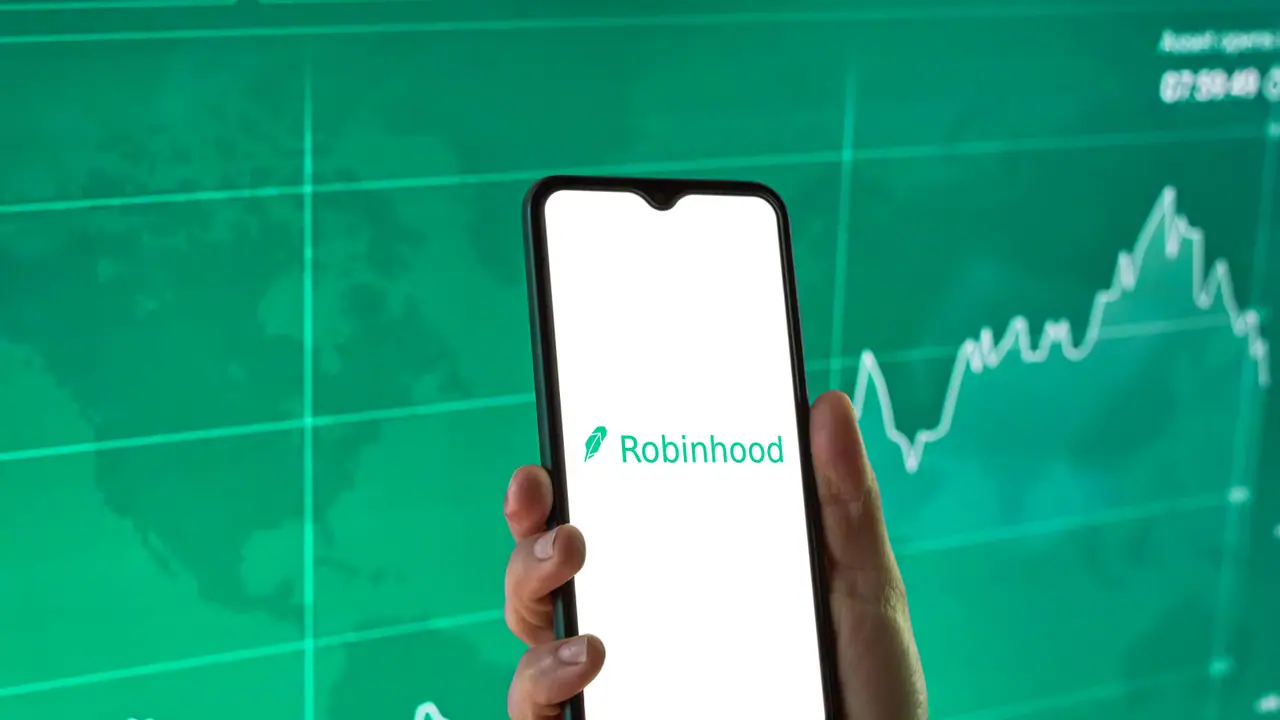Robinhood Stock In Focus After Entry Into Wealth Advisory With TradePMR Buy: Retail Stays Upbeat