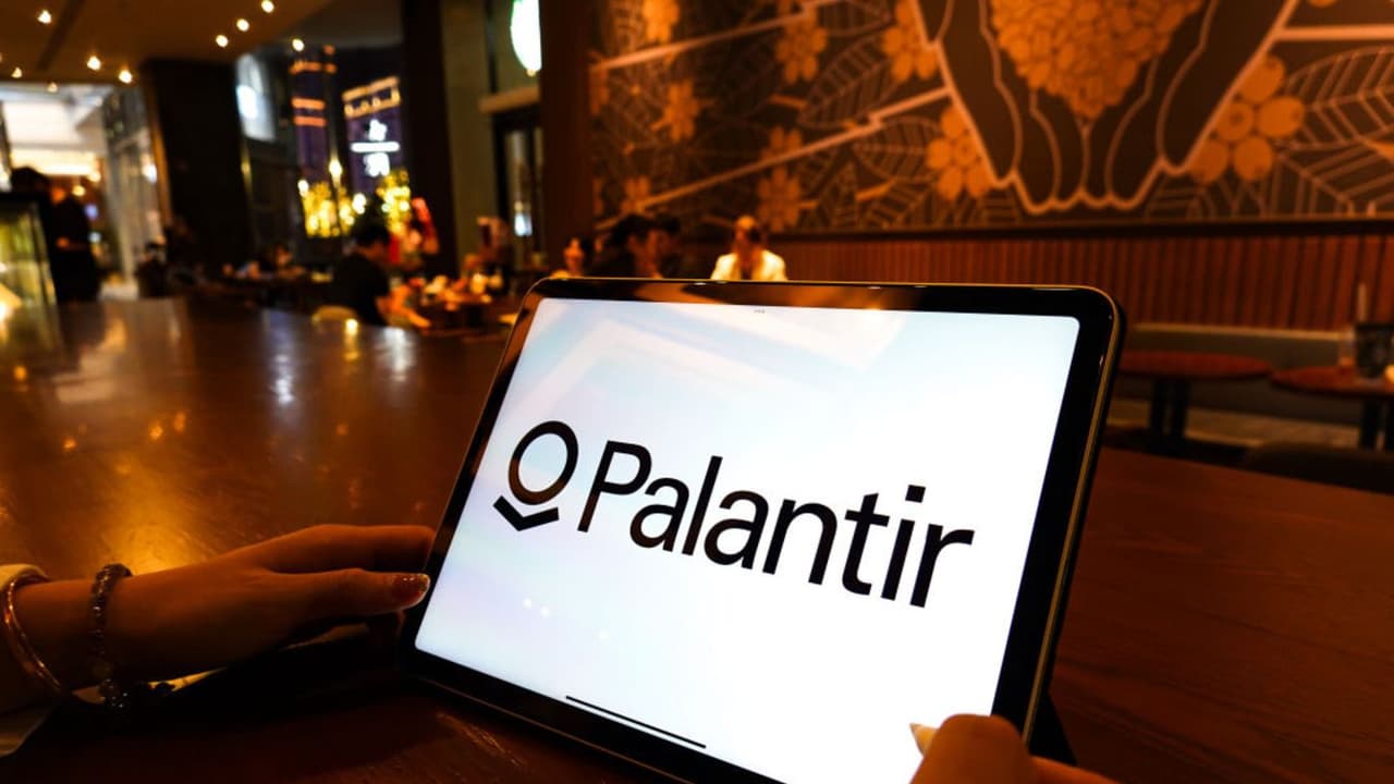 Palantir Stock To Continue Stellar Run After Anduril Partnership Rumors To Bid For Pentagon Contracts: Retail Guarded Amid Overbought Levels