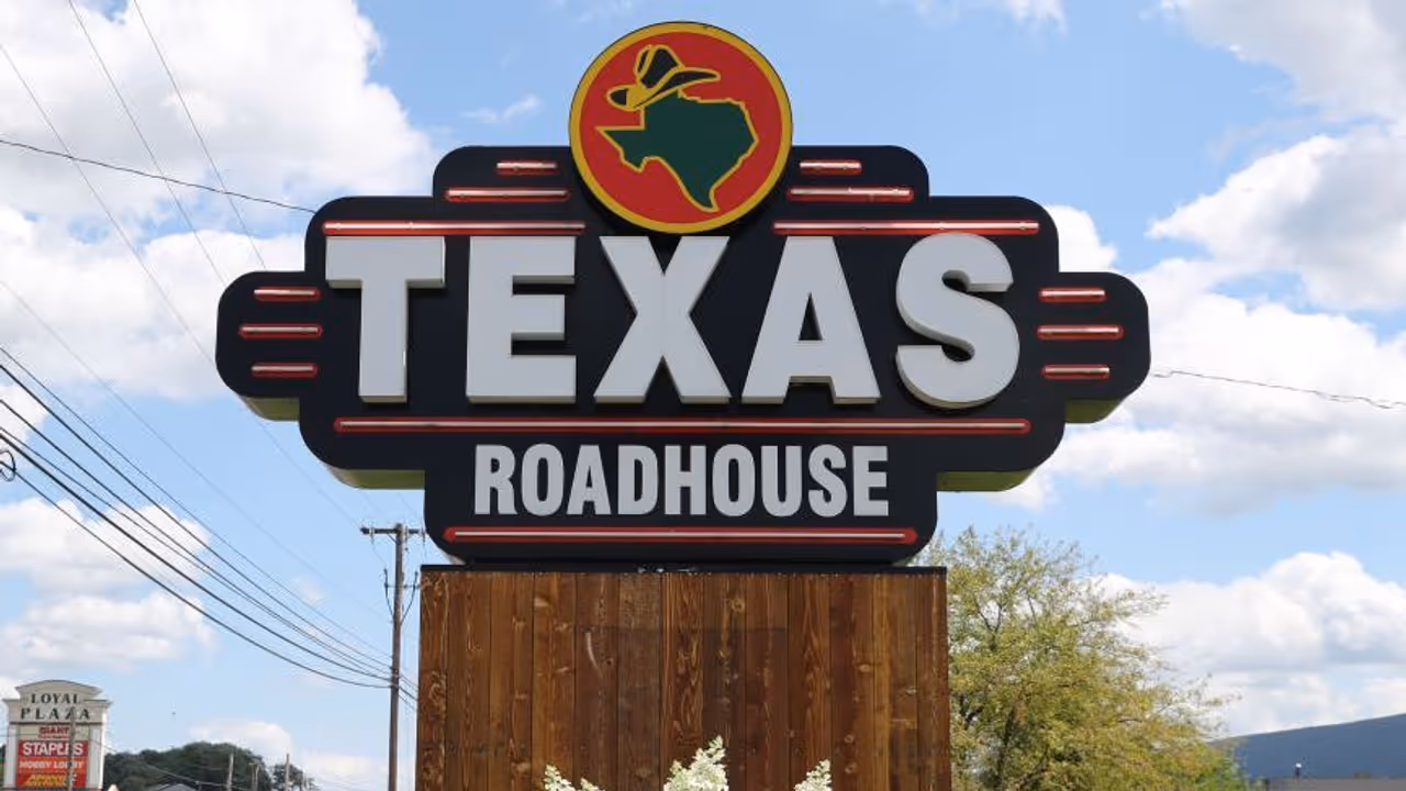 Texas Roadhouse Stock In Focus On Analyst Price Target Revisions: Retail Sentiment Brightens Texas Roadhouse Stock In Focus On Analyst Price Target Revisions: Retail Sentiment Brightens