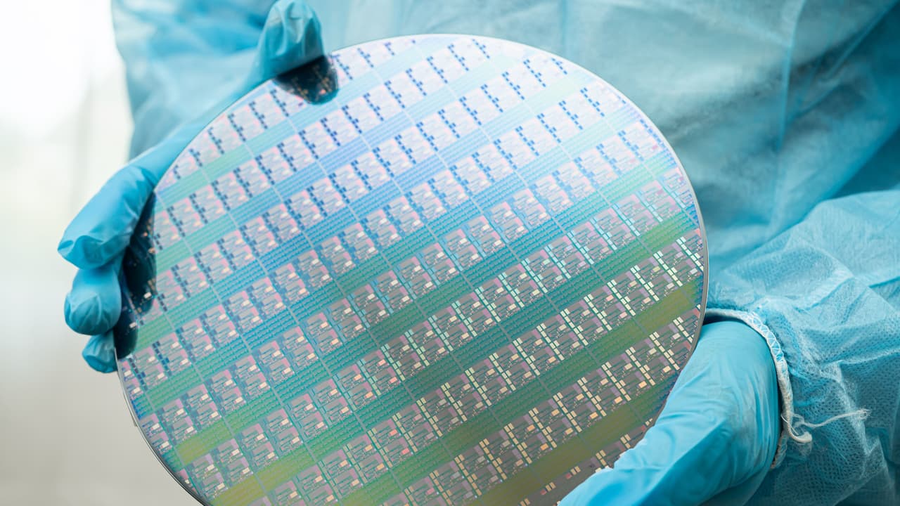 Wolfspeed Stock Eyes Finishing Troubled Week Higher On Insider Buying Boost: Retail Regains Confidence Wolfspeed Stock Eyes Finishing Troubled Week Higher On Insider Buying Boost: Retail Regains Confidence