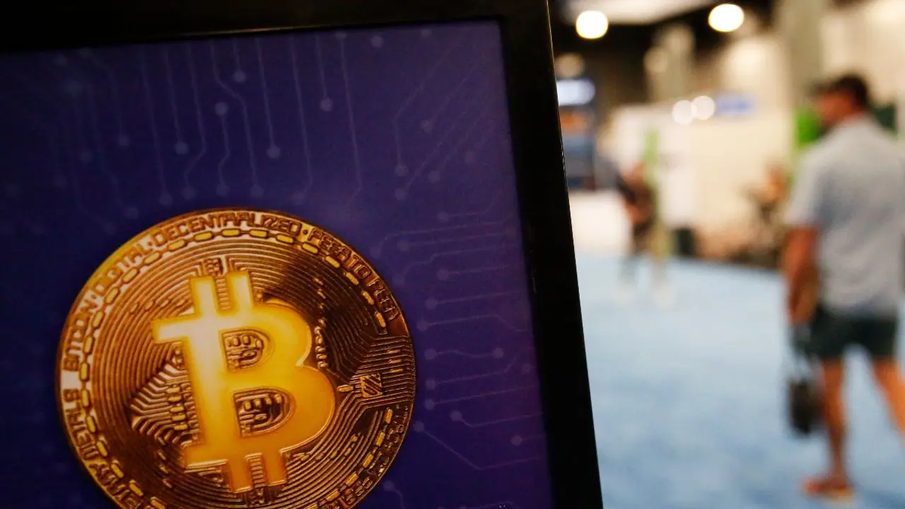 MicroStrategy Stock Rises As Bitcoin Surges On First Trading Day Of 2025: Retail Turns Bearish