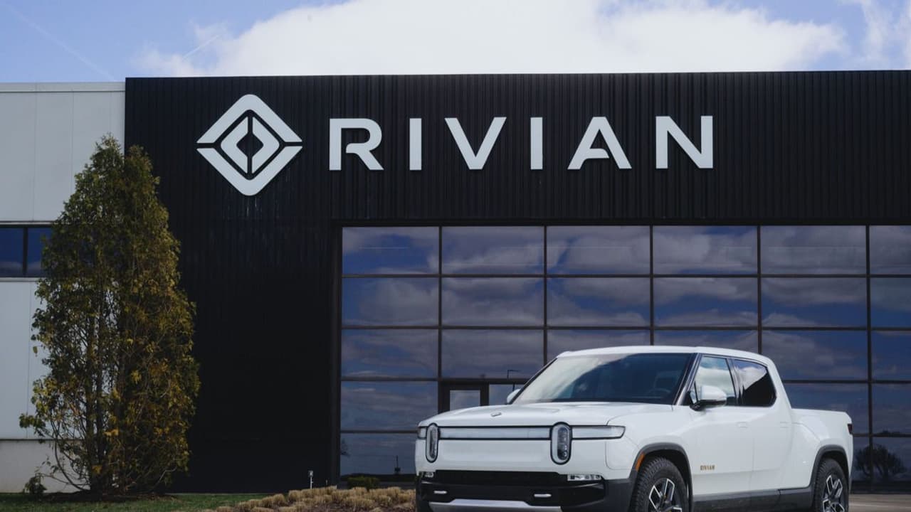 Rivian Stock Rises As Tesla Trade Secrets Case Nears Settlement, Newsom Counters Trump's EV Tax Cut Plans: Retail Energized Rivian Stock Rises As Tesla Trade Secrets Case Nears Settlement, Newsom Counters Trump's EV Tax Cut Plans: Retail Energized