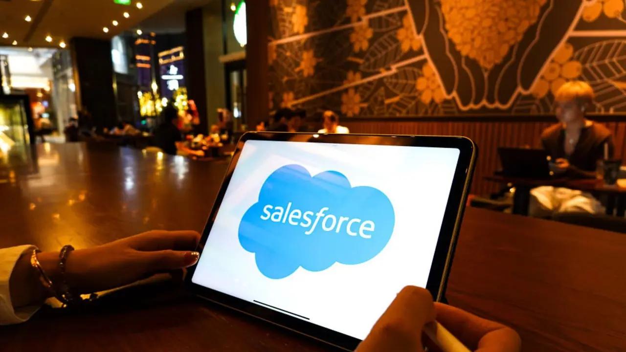 Salesforce Stock Snags An Upgrade On Abounding Optimism Over Automated AI Agent: Retail Holds Back Salesforce Stock Snags An Upgrade On Abounding Optimism Over Automated AI Agent: Retail Holds Back