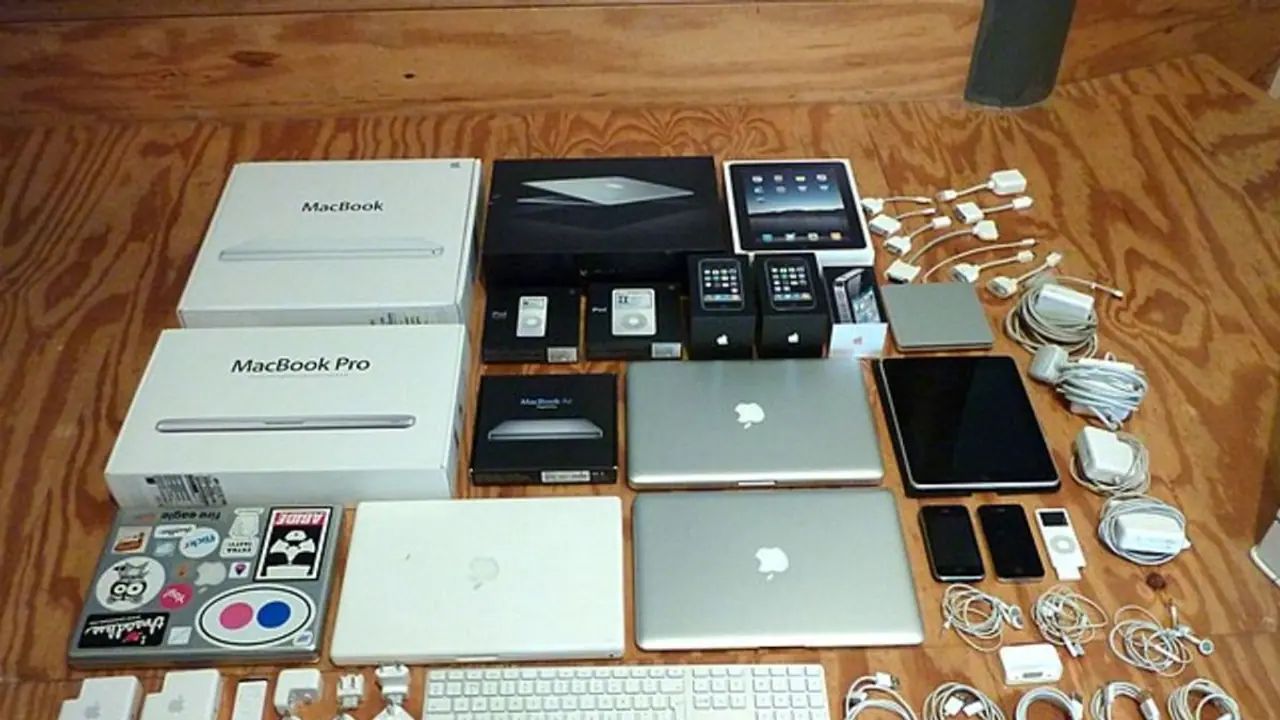 Apple Analyst Reaffirms Bullish Stance On Stock Ahead Of Key Holiday Season: Skeptic Retail Keeps Fingers Crossed Over Year End Rally