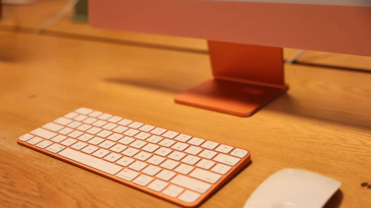 Apple, HP Stocks Diverge In Premarket After Analyst Nudges Up Price Targets But Expresses Wariness Over Valuation: Retail Mood Toward Tech Giant Lifts