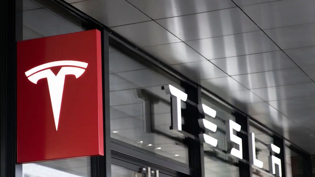 Tesla Stock Rises After Massive Price Target Hikes On Trump, AI Factors: Retail’s Charged Up