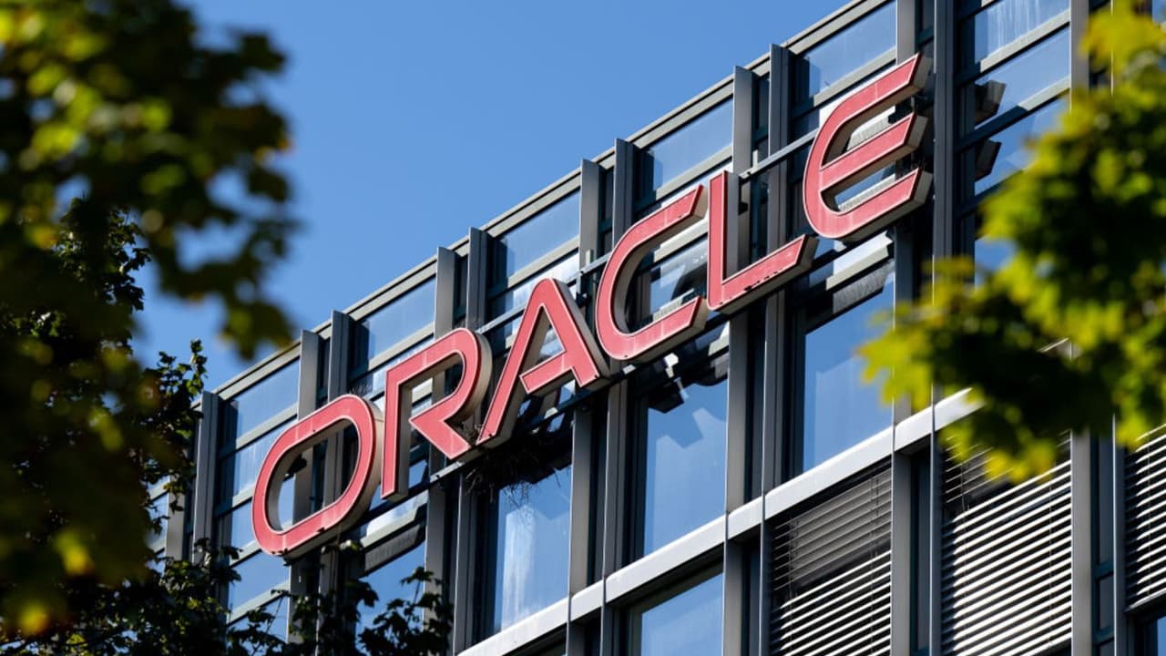 Oracle Stock On Track To Pull Back To 1-Month Low Following Q2 Miss, Lackluster Guidance: Retail Sentiment Plummets 