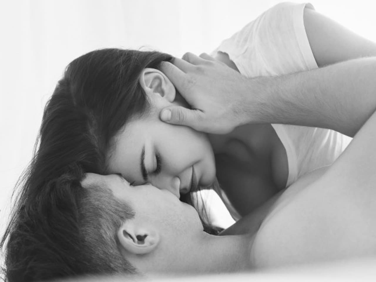 పెళ్లికి ముందు ఎంతో ఆనందంగా గడిపేస్తున్న యువతులు.. పెళ్లి తర్వాత వారిలో వారే ఆత్మనూన్యతకు గురౌతున్నారట. పెళ్లి తర్వాత అత్త ఆరాలు, ఆడపడుచు పోరో ఉందనుకుంటే పొరపాటే. అవేమీ కాదు.. అలా అని భర్త తో ఏదైనా బాధా అంటే అదీ లేదు. కానీ మానసికంగా చాలా ఇబ్బందులుపడుతున్నారట. ఎందుకంటే అకస్మాత్తుగా బరువు పెరగడమే..