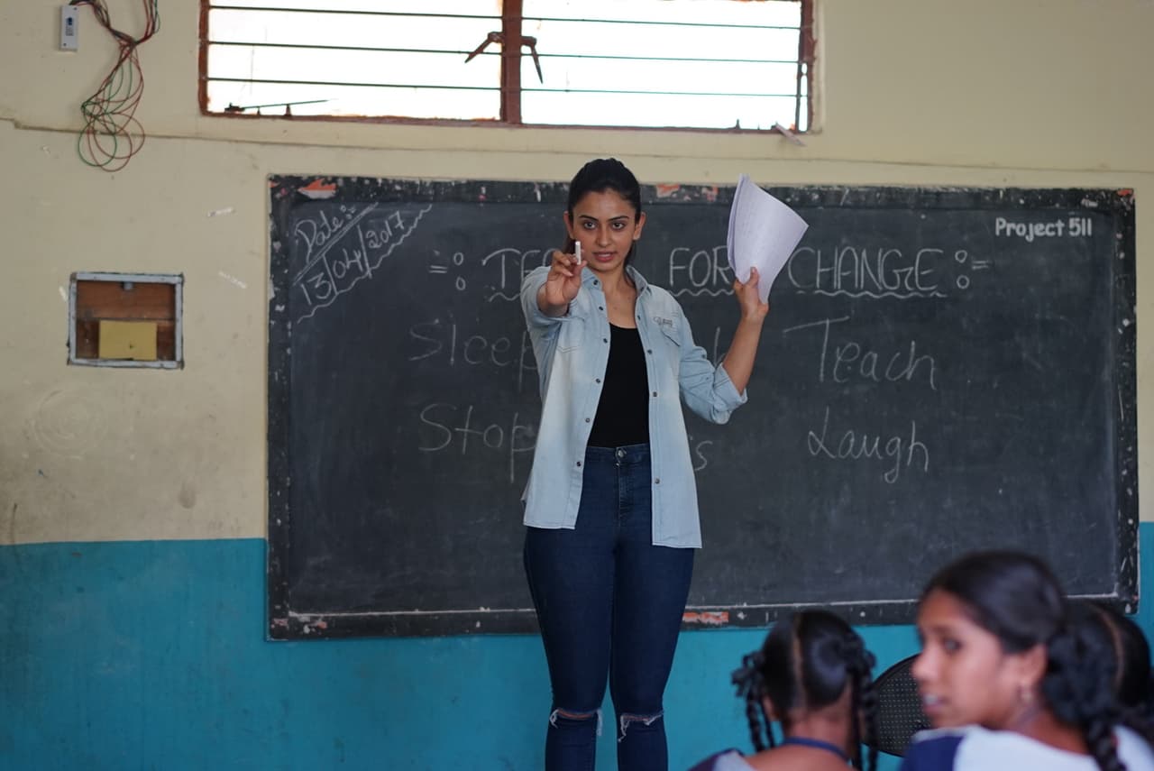 టీచర్ అవతారమెత్తిన రకుల్... ఆర్ ఫర్ రకుల్ అనాలట..గ్యాలరీ టీచర్ అవతారమెత్తిన రకుల్... ఆర్ ఫర్ రకుల్ అనాలట..గ్యాలరీ