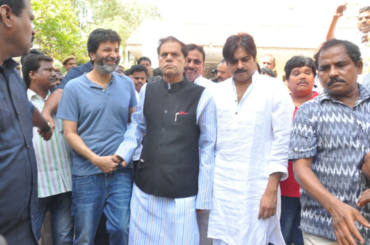 దర్శకరత్నదాసరికి నివాళులర్పించిన జనసేన అధినేత పవన్ కళ్యాణ్ దర్శకరత్నదాసరికి నివాళులర్పించిన జనసేన అధినేత పవన్ కళ్యాణ్