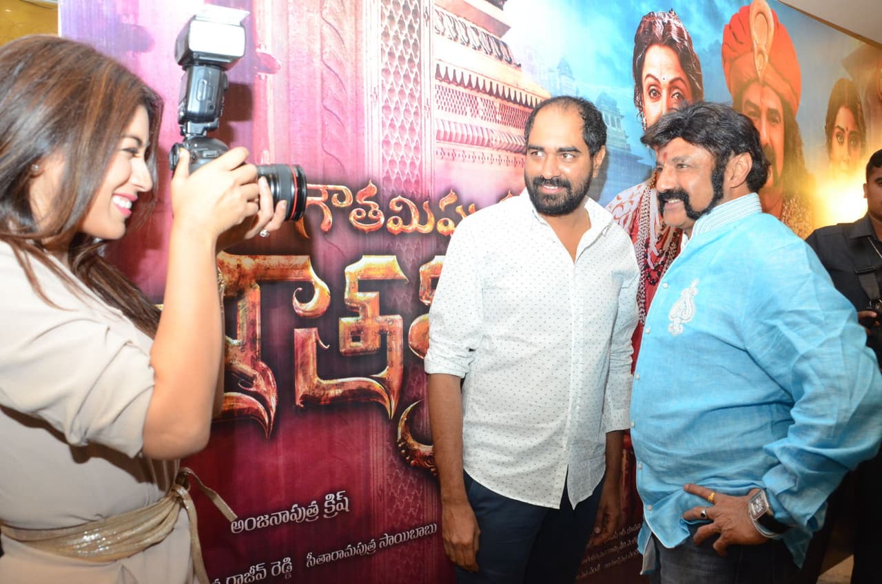 బాలకృష్ణను కిలుక్కుమనిపించిన శ్రియ ఫోటో గ్యాలరీ బాలకృష్ణను కిలుక్కుమనిపించిన శ్రియ ఫోటో గ్యాలరీ