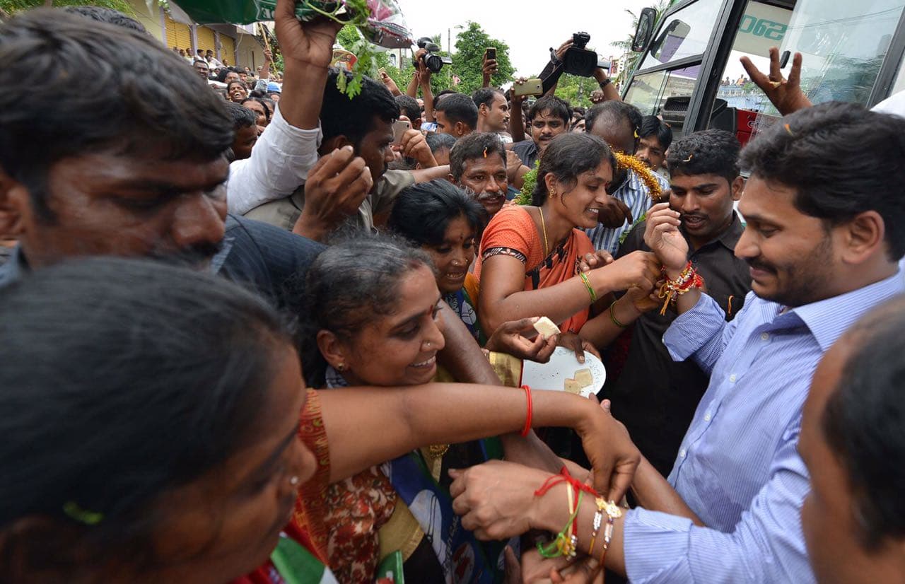 దీబగుంట్లలో జగన్ సందడి దీబగుంట్లలో జగన్ సందడి