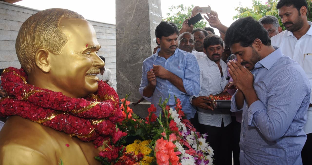 వైఎస్ ఆర్ కు వైసిపి ఘన నివాళి (ఫోటో గ్యాలరీ) వైఎస్ ఆర్ కు వైసిపి ఘన నివాళి (ఫోటో గ్యాలరీ)