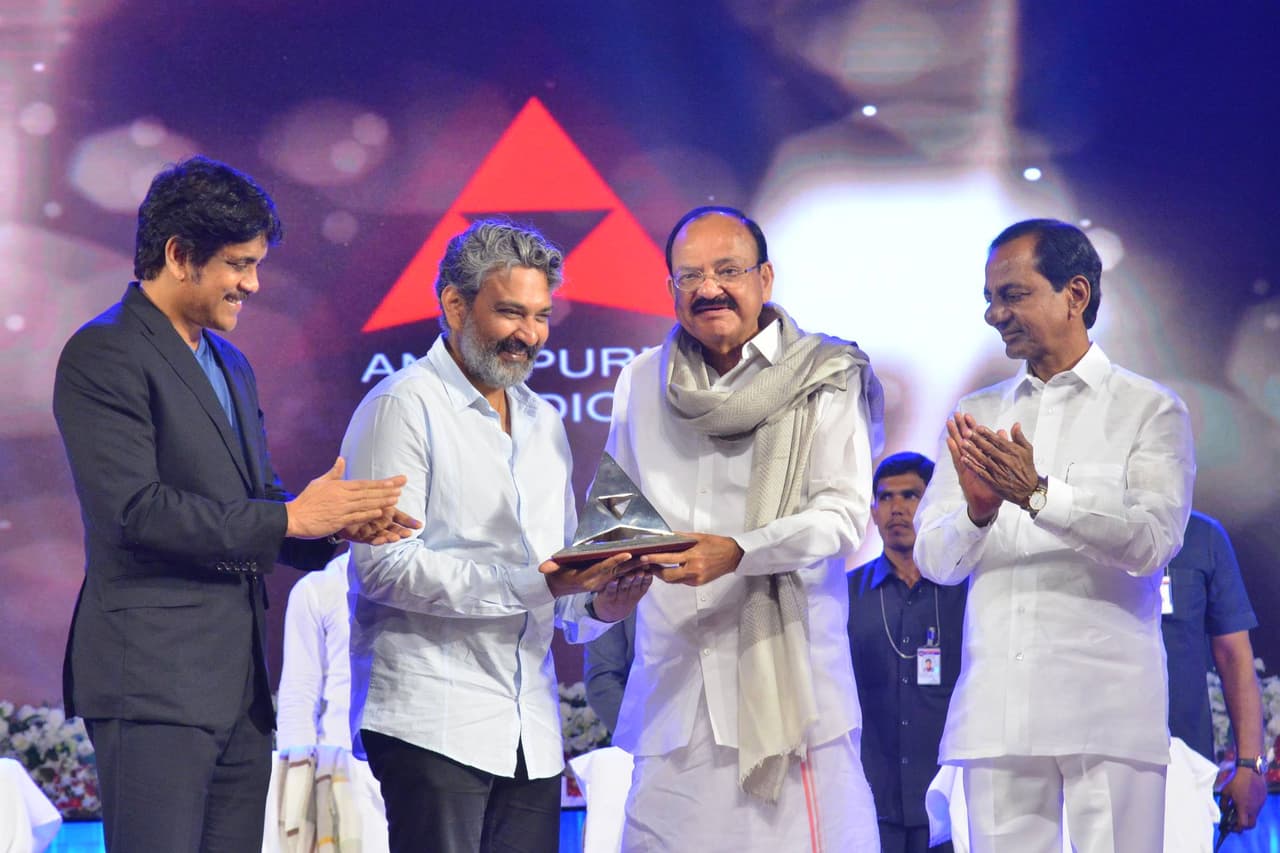 ఉపరాష్ట్రపతి వెంకయ్య నాయుడు చేతులమీదుగా ఏయన్నార్ అవార్డును అ ఉపరాష్ట్రపతి వెంకయ్య నాయుడు చేతులమీదుగా ఏయన్నార్ అవార్డును అ