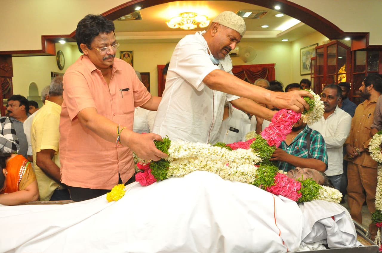 దాసరి మృతదేహం వద్ద నివాళులర్పించిన ప్రముఖుల ఫోటోలు దాసరి మృతదేహం వద్ద నివాళులర్పించిన ప్రముఖుల ఫోటోలు