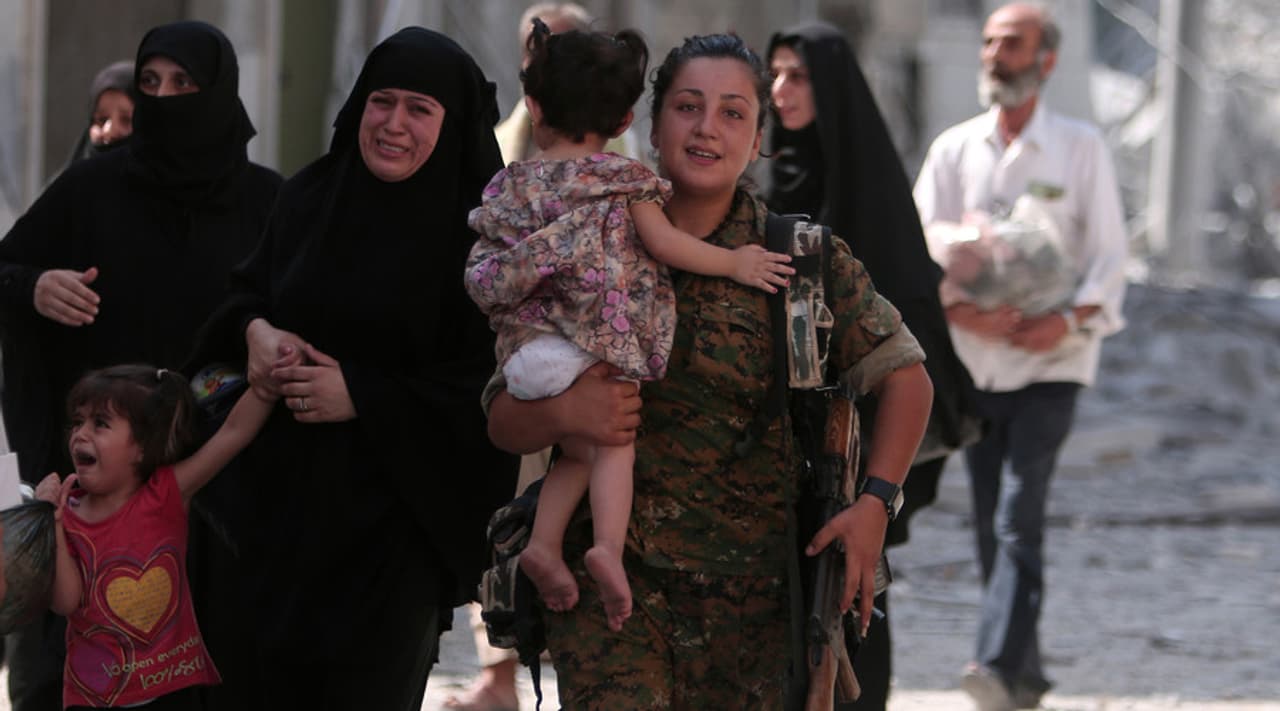 ഒരു നഗരം ഐ.എസില് നിന്നുള്ള സ്വാതന്ത്ര്യം ആഘോഷിക്കുന്നു ഒരു നഗരം ഐ.എസില് നിന്നുള്ള സ്വാതന്ത്ര്യം ആഘോഷിക്കുന്നു