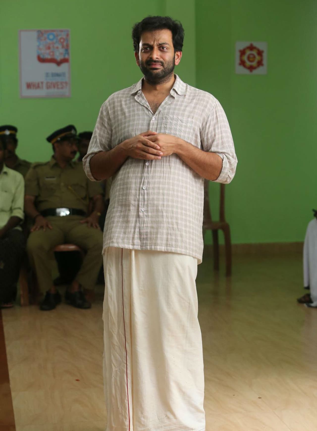 സമീപവര്ഷങ്ങളില് തുടര്ച്ചയായി സൂപ്പര്ഹിറ്റുകള് സ്വന്തമാക്കിയ പൃഥ്വിരാജിന് 2016ല് കാര്യമായി തിളങ്ങാനായില്ല. പാവാട, ഡാര്വിന്റെ പരിണാമം ജെയിംസ് ആന്ഡ് ആലീസ്, ഊഴം എന്നീ സിനിമകളാണ് ഈ വര്ഷം യുവ സൂപ്പര്സ്റ്റാറിന്റേതായി പുറത്തിറങ്ങിയത്. എന്നാല് ഇതില് പാവാട മാത്രമാണ് നിര്മ്മാതാവിനു സാമ്പത്തിക വിജയം നേടിക്കൊടുത്തത്. ഊഴം ശരാശി വിജയമായിരുന്നു. ഡാര്വിന്റെ പരിണാമവും ജെയിംസ് ആന്ഡ് ആലീസും ശ്രദ്ധിക്കപ്പെട്ടില്ല.അടുത്തപേജില് മനസ്സുവായിച്ചു കയ്യടിനേടിയ നായകന് സമീപവര്ഷങ്ങളില് തുടര്ച്ചയായി സൂപ്പര്ഹിറ്റുകള് സ്വന്തമാക്കിയ പൃഥ്വിരാജിന് 2016ല് കാര്യമായി തിളങ്ങാനായില്ല. പാവാട, ഡാര്വിന്റെ പരിണാമം ജെയിംസ് ആന്ഡ് ആലീസ്, ഊഴം എന്നീ സിനിമകളാണ് ഈ വര്ഷം യുവ സൂപ്പര്സ്റ്റാറിന്റേതായി പുറത്തിറങ്ങിയത്. എന്നാല് ഇതില് പാവാട മാത്രമാണ് നിര്മ്മാതാവിനു സാമ്പത്തിക വിജയം നേടിക്കൊടുത്തത്. ഊഴം ശരാശി വിജയമായിരുന്നു. ഡാര്വിന്റെ പരിണാമവും ജെയിംസ് ആന്ഡ് ആലീസും ശ്രദ്ധിക്കപ്പെട്ടില്ല.അടുത്തപേജില് മനസ്സുവായിച്ചു കയ്യടിനേടിയ നായകന്