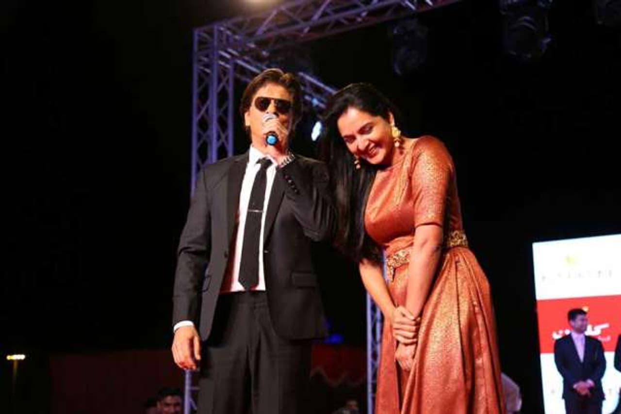 ഷാരൂഖിനെ കണ്ടപ്പോള് മഞ്ജു നാണത്തോടെ പറഞ്ഞു ... ഷാരൂഖിനെ കണ്ടപ്പോള് മഞ്ജു നാണത്തോടെ പറഞ്ഞു ...