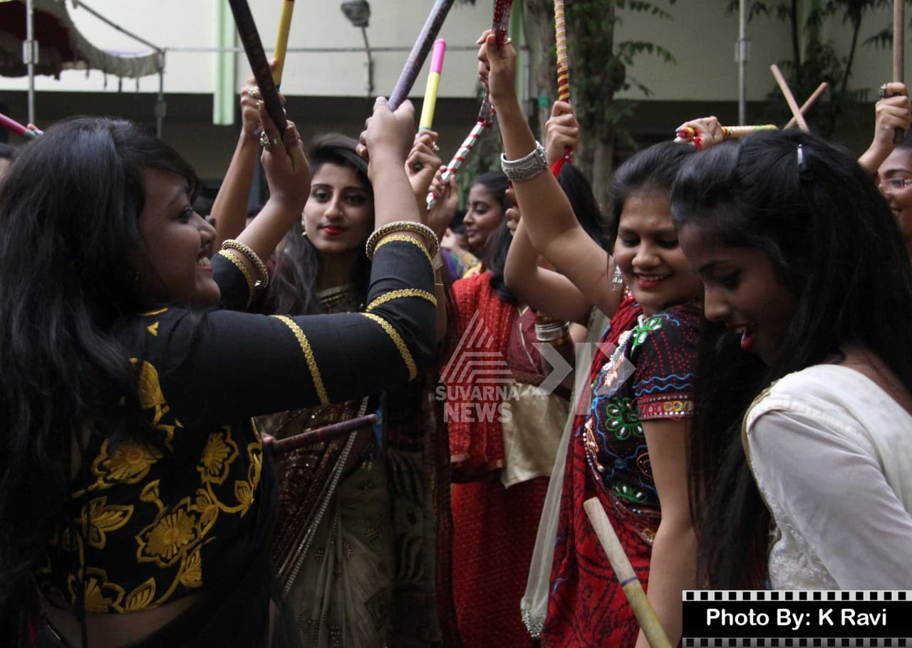 ಮಹಾರಾಣಿ ಅಮ್ಮಣ್ಣಿ ಕಾಲೇಜಿನಲ್ಲಿ ದಾಂಡಿಯಾ ನೃತ್ಯ ಮಹಾರಾಣಿ ಅಮ್ಮಣ್ಣಿ ಕಾಲೇಜಿನಲ್ಲಿ ದಾಂಡಿಯಾ ನೃತ್ಯ