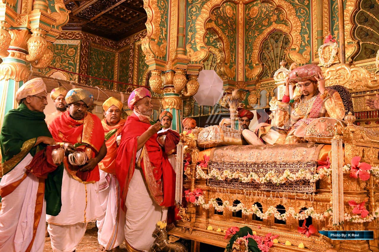 ಮೈಸೂರು ದಸರ ಖಾಸಗೀ ದರ್ಬಾರ್ ಒಂದು ನೋಟ ಮೈಸೂರು ದಸರ ಖಾಸಗೀ ದರ್ಬಾರ್ ಒಂದು ನೋಟ