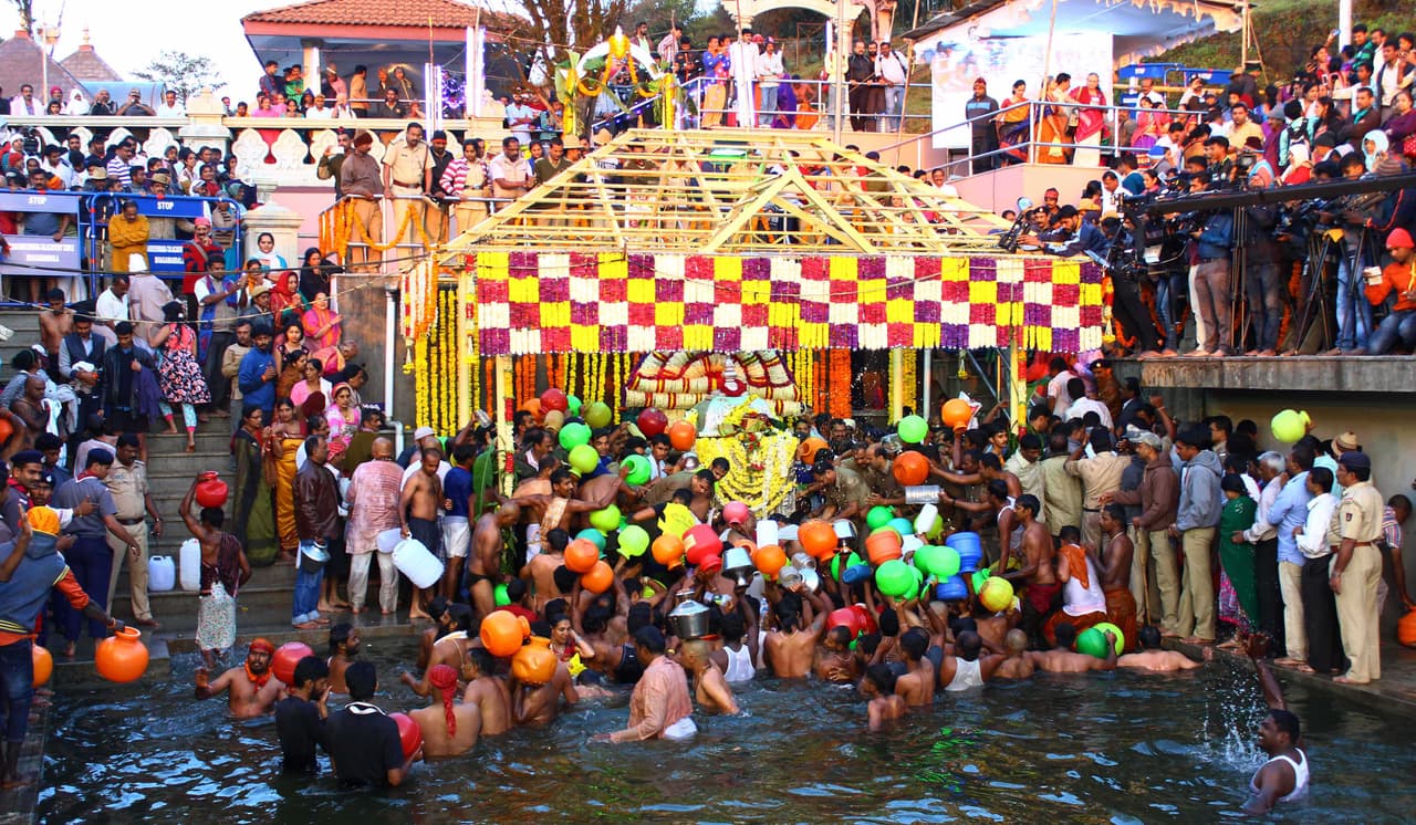 ತಲಕಾವೇರಿ ಕುಂಡಿಕೆಯಲ್ಲಿ ನಿಮಿಷ ಮುಂಚಿತವಾಗಿ ಕಾವೇರಿ ತೀರ್ಥೋದ್ಭವ ತಲಕಾವೇರಿ ಕುಂಡಿಕೆಯಲ್ಲಿ ನಿಮಿಷ ಮುಂಚಿತವಾಗಿ ಕಾವೇರಿ ತೀರ್ಥೋದ್ಭವ
