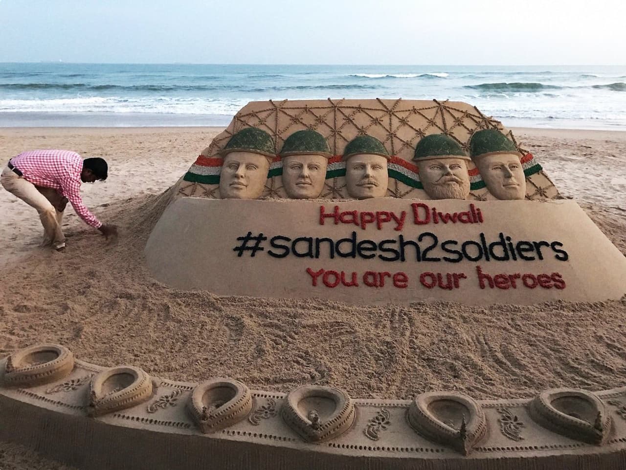 ವಿಶಿಷ್ಟ ರೀತಿಯಲ್ಲಿ ಯೋಧರಿಗೆ ದೀಪಾವಳಿ ಶುಭಕೋರಿದ ಕಲಾವಿದ ವಿಶಿಷ್ಟ ರೀತಿಯಲ್ಲಿ ಯೋಧರಿಗೆ ದೀಪಾವಳಿ ಶುಭಕೋರಿದ ಕಲಾವಿದ