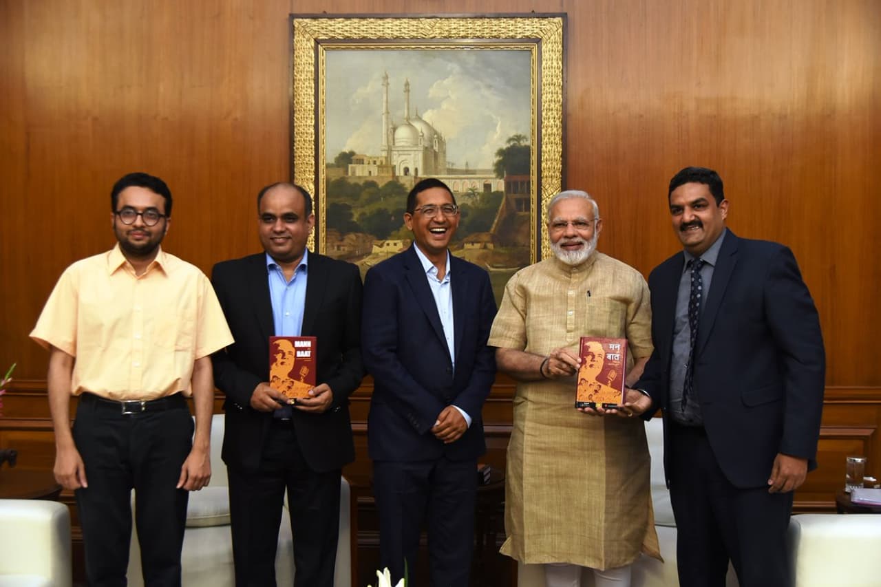 ಪುಸ್ತಕ ಉಡುಗೊರೆ ಪಡೆದ ಪ್ರಧಾನಿ ಮೋದಿ ಪುಸ್ತಕ ಉಡುಗೊರೆ ಪಡೆದ ಪ್ರಧಾನಿ ಮೋದಿ