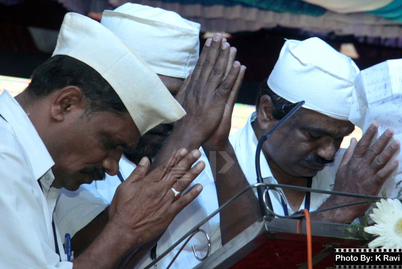 ಜೈಲಿಗ್ಹೋದ 10 ಮಕ್ಕಳಿಗೆ ಕಾಯ್ತಿರುವ ಅಮ್ಮ! ಜೈಲಿಗ್ಹೋದ 10 ಮಕ್ಕಳಿಗೆ ಕಾಯ್ತಿರುವ ಅಮ್ಮ!