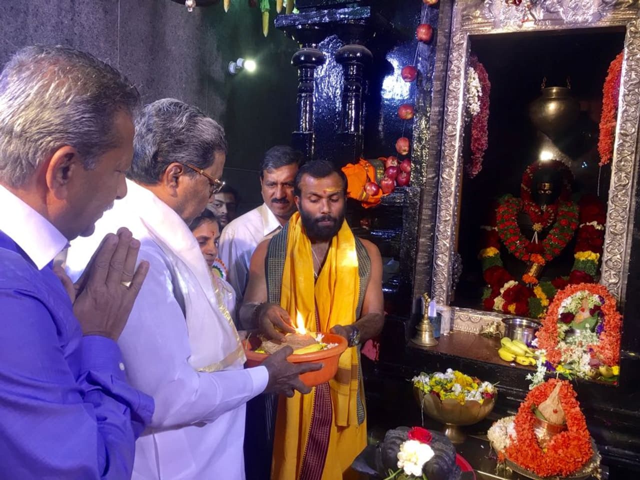 ಮಲೆ ಮಹದೇಶ್ವರನಿಗೆ ಸಿಎಂ ಸಿದ್ದರಾಮಯ್ಯ ಶಿವರಾತ್ರಿ ಪೂಜೆ ಮಲೆ ಮಹದೇಶ್ವರನಿಗೆ ಸಿಎಂ ಸಿದ್ದರಾಮಯ್ಯ ಶಿವರಾತ್ರಿ ಪೂಜೆ