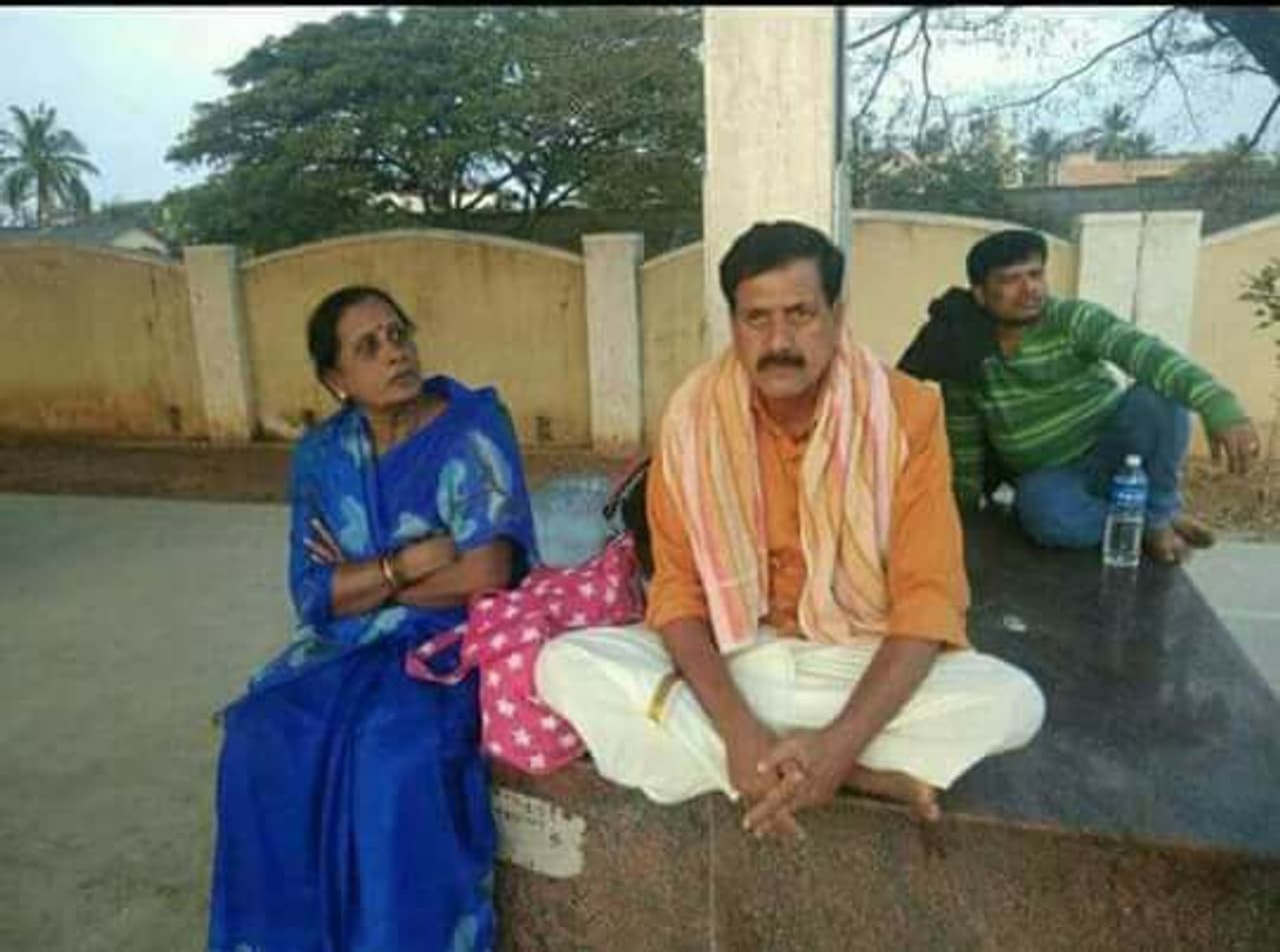 ಶ್ರೀಸಾಮಾನ್ಯರಂತೆ ರೈಲಿಗಾಗಿ ಕಾದು ಕುಳಿತ ಶಾಸಕ ದತ್ತ! ಫೋಟೋ ವೈರಲ್ ಶ್ರೀಸಾಮಾನ್ಯರಂತೆ ರೈಲಿಗಾಗಿ ಕಾದು ಕುಳಿತ ಶಾಸಕ ದತ್ತ! ಫೋಟೋ ವೈರಲ್