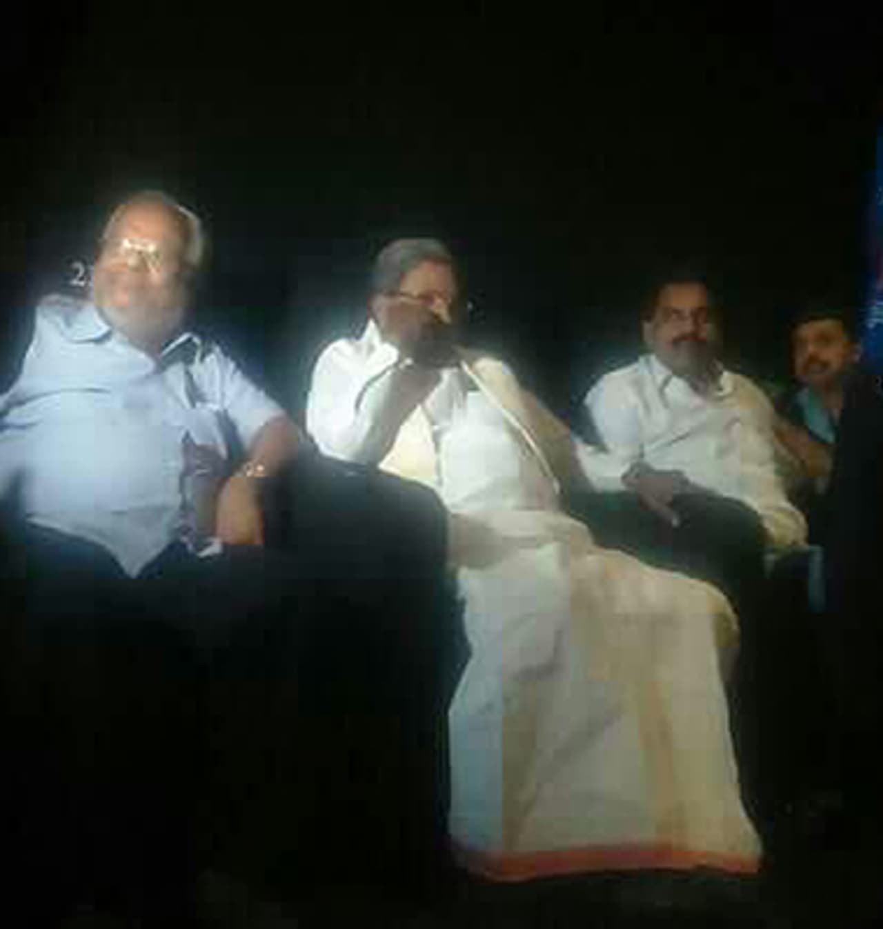 ‘ರಾಜಕುಮಾರ' ವೀಕ್ಷಿಸಿದ ಮುಖ್ಯಮಂತ್ರಿ ಸಿದ್ದರಾಮಯ್ಯ ‘ರಾಜಕುಮಾರ' ವೀಕ್ಷಿಸಿದ ಮುಖ್ಯಮಂತ್ರಿ ಸಿದ್ದರಾಮಯ್ಯ