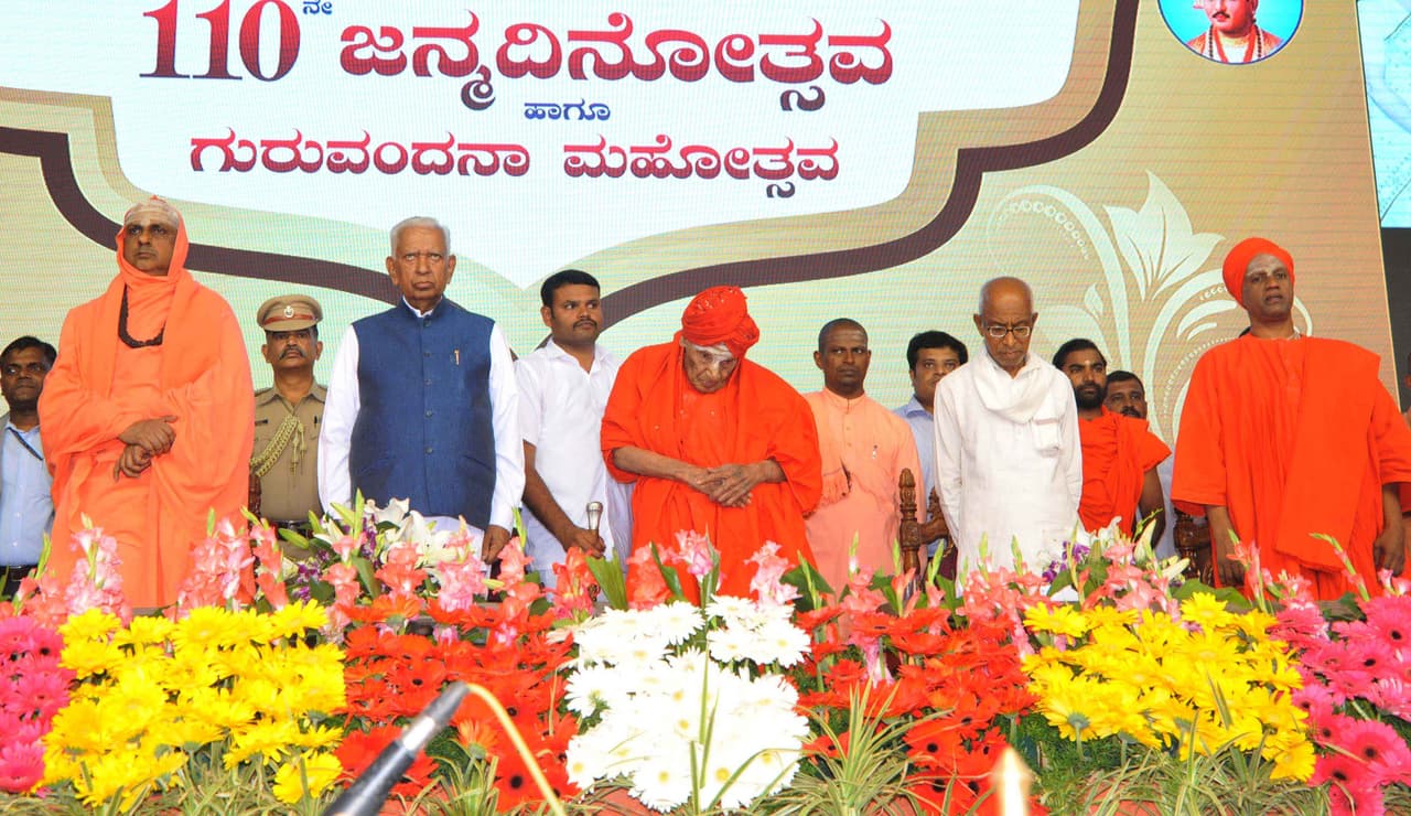 ನಡೆದಾಡುವ ದೇವರು ವೀರಾಪುರದ ವಿರಾಗಿಗೆ ಗುರುವಂದನಾ ಕಾರ್ಯಕ್ರಮ ನಡೆದಾಡುವ ದೇವರು ವೀರಾಪುರದ ವಿರಾಗಿಗೆ ಗುರುವಂದನಾ ಕಾರ್ಯಕ್ರಮ