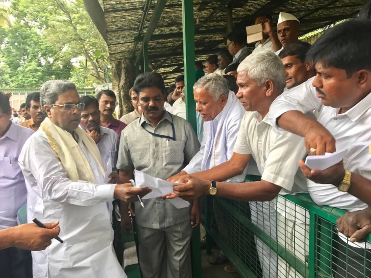 ಸಿಎಂ ಸಿದ್ದರಾಮಯ್ಯರಿಂದ ಜನತಾ ದರ್ಶನ ಸಿಎಂ ಸಿದ್ದರಾಮಯ್ಯರಿಂದ ಜನತಾ ದರ್ಶನ