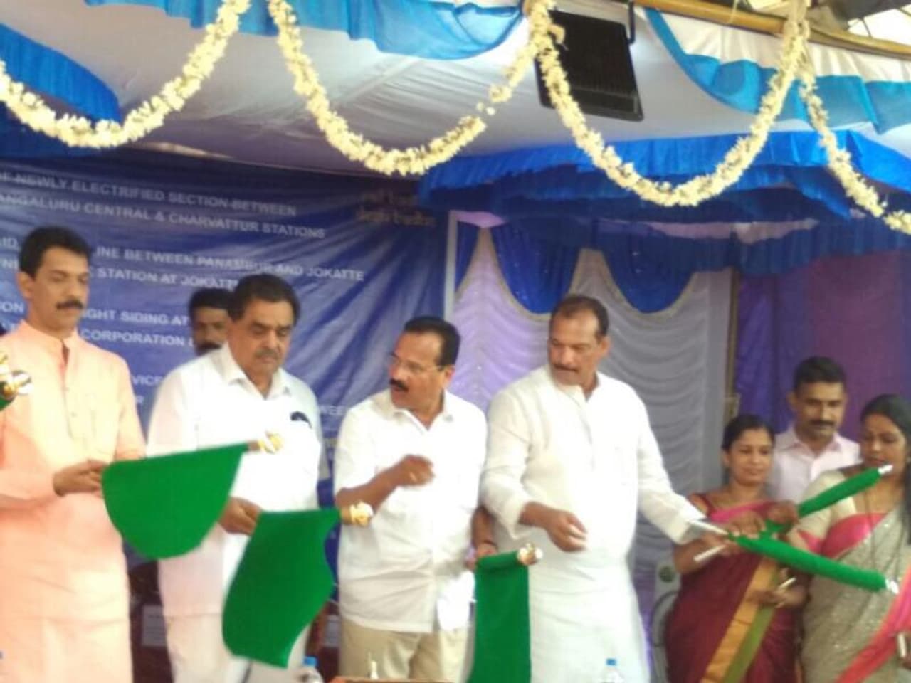 ಕುಡ್ಲಾ ಎಕ್ಸ್'ಪ್ರೆಸ್'ಗೆ ಡಿವಿಎಸ್ ಚಾಲನೆ ಕುಡ್ಲಾ ಎಕ್ಸ್'ಪ್ರೆಸ್'ಗೆ ಡಿವಿಎಸ್ ಚಾಲನೆ