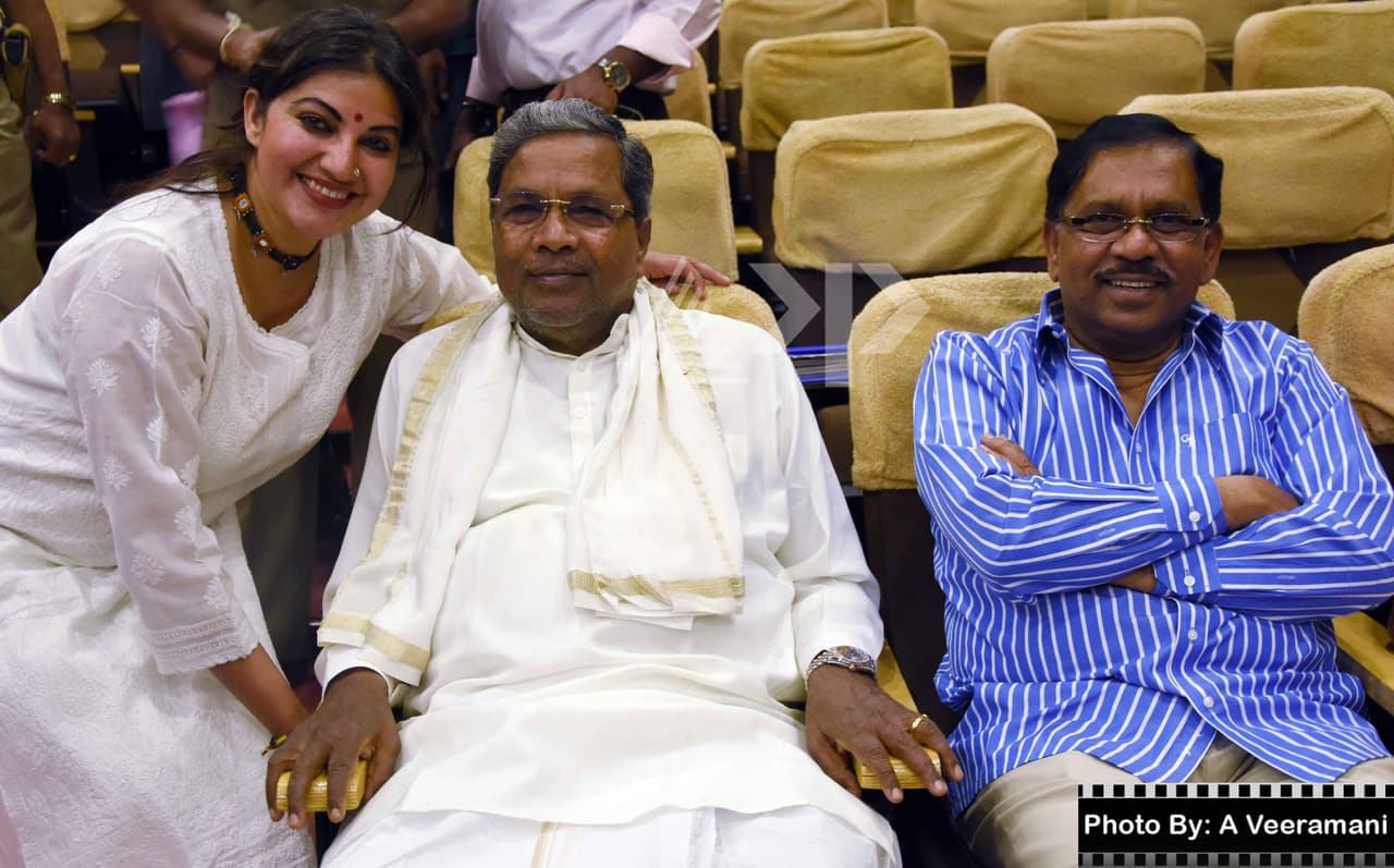 ಒಂದೇ ದಿನ 2 ಸಿನಿಮಾ ನೋಡಲು ಸಿಎಂಗೆ ಸಾಥ್ ಕೊಟ್ಟ ಸಚಿವ ಪರಮೇಶ್ವರ್ ಒಂದೇ ದಿನ 2 ಸಿನಿಮಾ ನೋಡಲು ಸಿಎಂಗೆ ಸಾಥ್ ಕೊಟ್ಟ ಸಚಿವ ಪರಮೇಶ್ವರ್