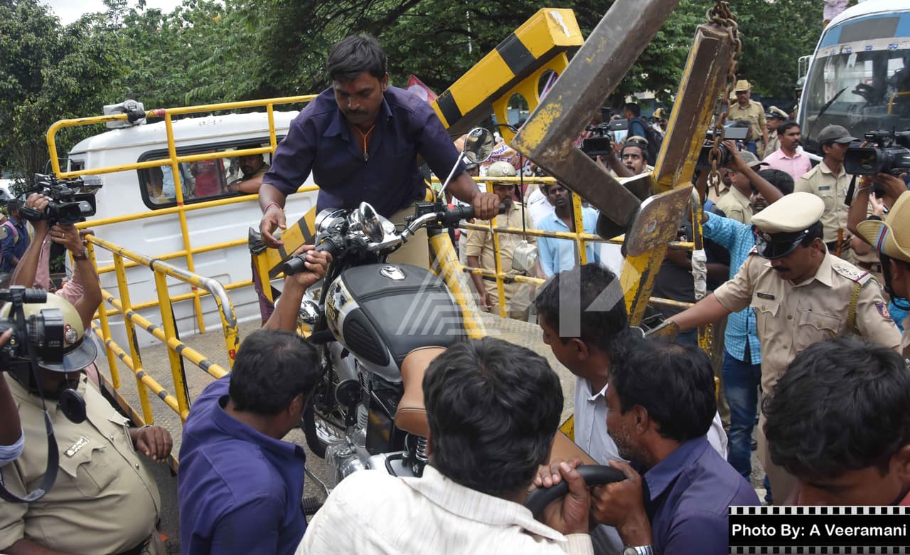 ಧರಣಿ ಬಿಟ್ಟು ಬೈಕಿನತ್ತ ಓಡಿದ ಕಾರ್ಯಕರ್ತರು ಧರಣಿ ಬಿಟ್ಟು ಬೈಕಿನತ್ತ ಓಡಿದ ಕಾರ್ಯಕರ್ತರು