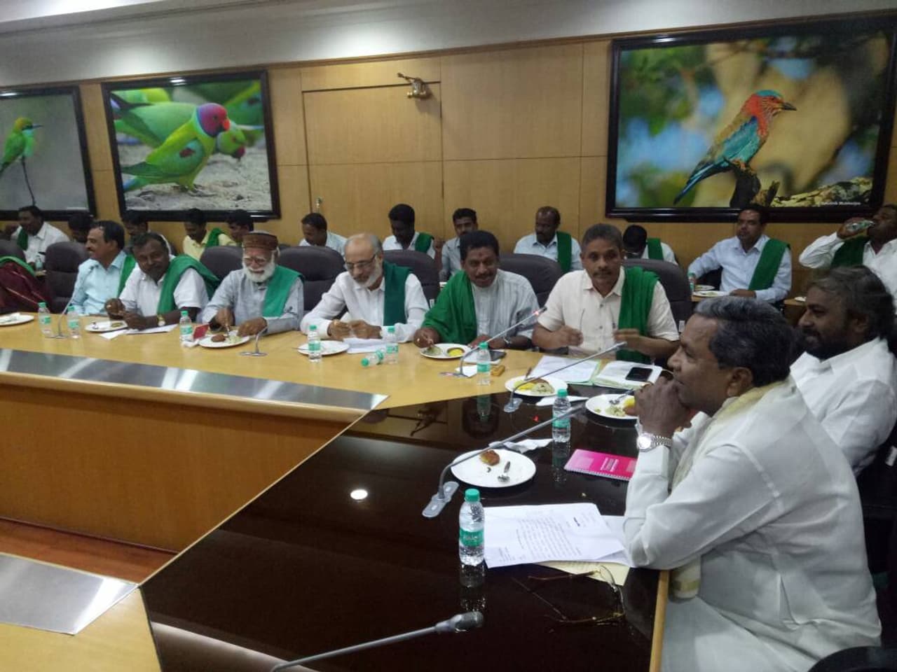 ರೈತ ಮುಖಂಡರಿಂದ ಸಿಎಂ ಭೇಟಿ ರೈತ ಮುಖಂಡರಿಂದ ಸಿಎಂ ಭೇಟಿ