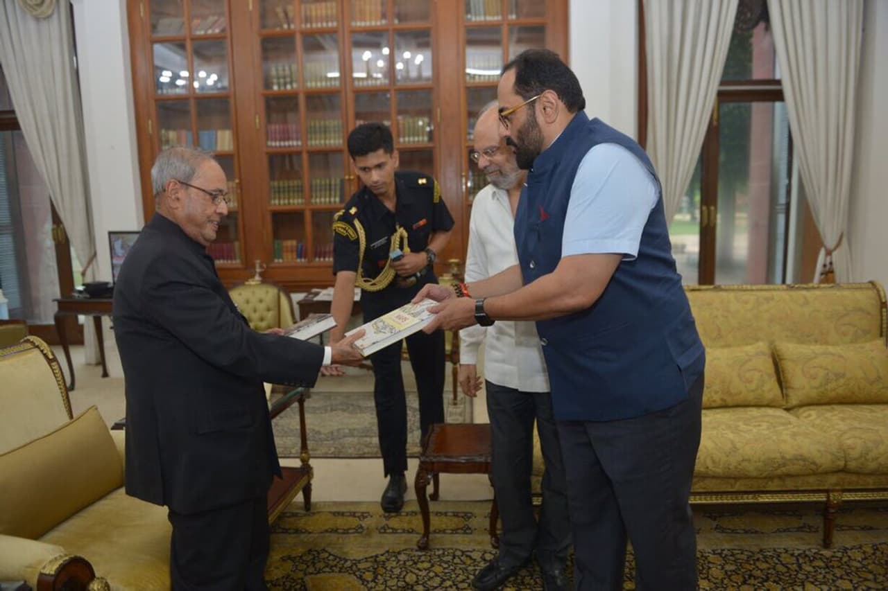 ರಾಷ್ಟ್ರಪತಿಗೆ ಹೂಗುಚ್ಛದ ಬದಲಿಗೆ ಪುಸ್ತಕ ನೀಡಿದ ಸಂಸದ ರಾಜೀವ್ ರಾಷ್ಟ್ರಪತಿಗೆ ಹೂಗುಚ್ಛದ ಬದಲಿಗೆ ಪುಸ್ತಕ ನೀಡಿದ ಸಂಸದ ರಾಜೀವ್