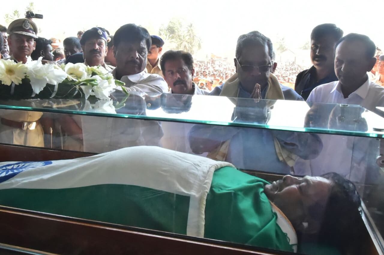 ಪುಟ್ಟಣ್ಣಯ್ಯಗೆ ಸಿಎಂ ಸಿದ್ದರಾಮಯ್ಯ ಅಂತಿಮ ನಮನ ಪುಟ್ಟಣ್ಣಯ್ಯಗೆ ಸಿಎಂ ಸಿದ್ದರಾಮಯ್ಯ ಅಂತಿಮ ನಮನ
