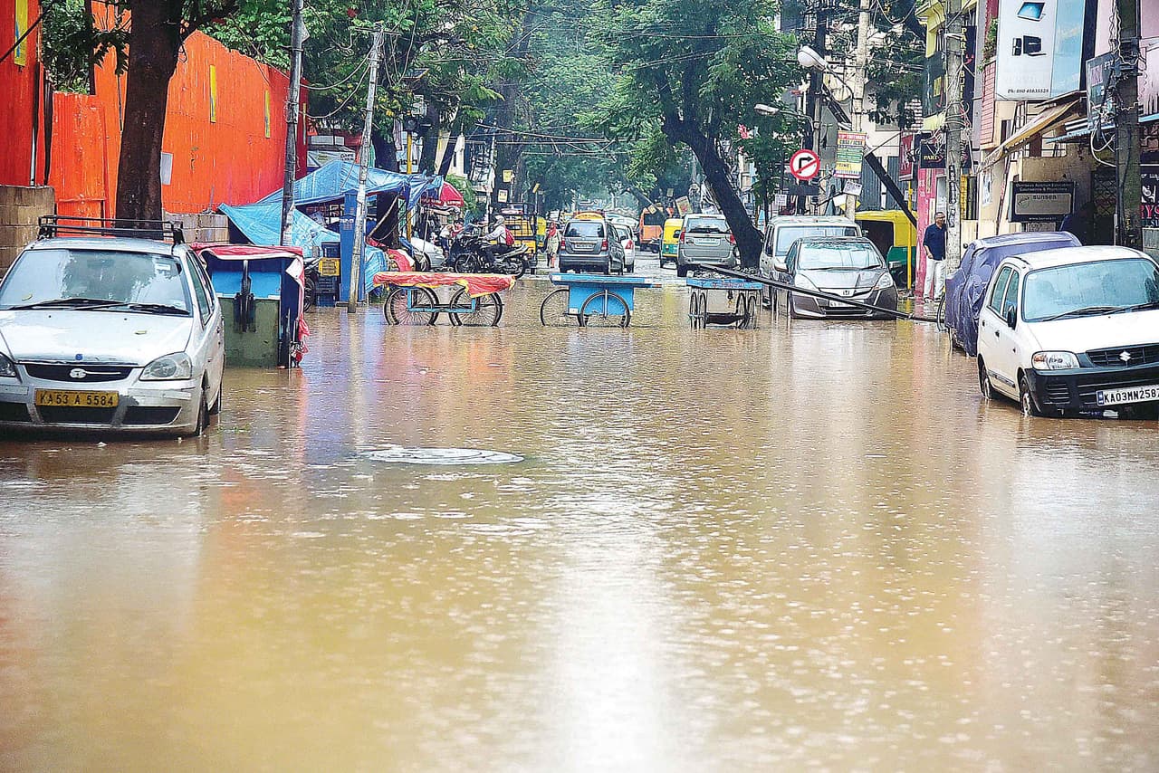 ಇನ್ನೆರಡು ದಿನ ಭಾರೀ ಮಳೆ: ಪ್ರವಾಹ ಭೀತಿ ಇನ್ನೆರಡು ದಿನ ಭಾರೀ ಮಳೆ: ಪ್ರವಾಹ ಭೀತಿ