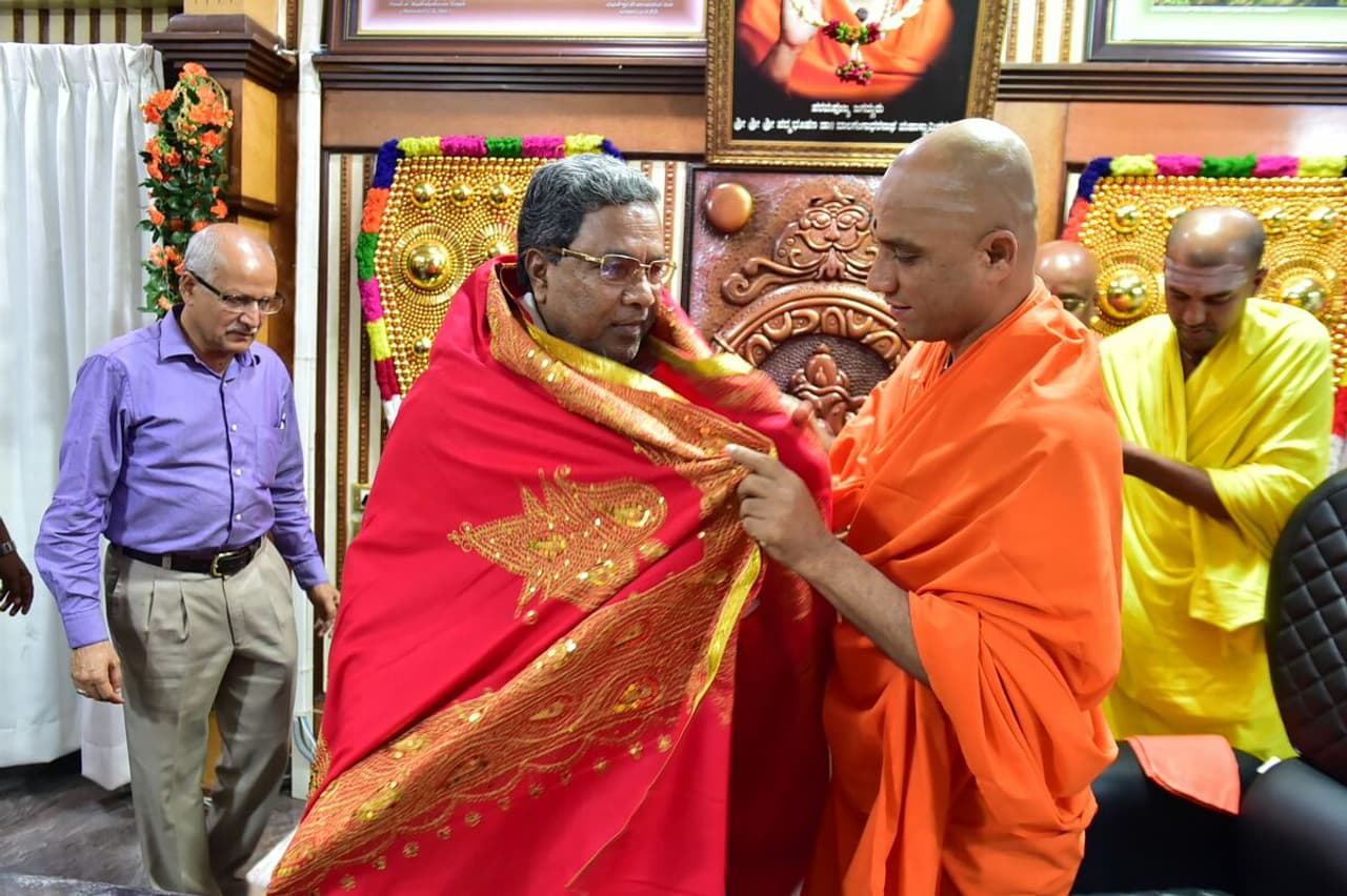 ಆದಿಚುಂಚನಗಿರಿ ಶ್ರೀ ಭೇಟಿಯಾದ ಸಿಎಂ ಸಿದ್ದರಾಮಯ್ಯ ಆದಿಚುಂಚನಗಿರಿ ಶ್ರೀ ಭೇಟಿಯಾದ ಸಿಎಂ ಸಿದ್ದರಾಮಯ್ಯ