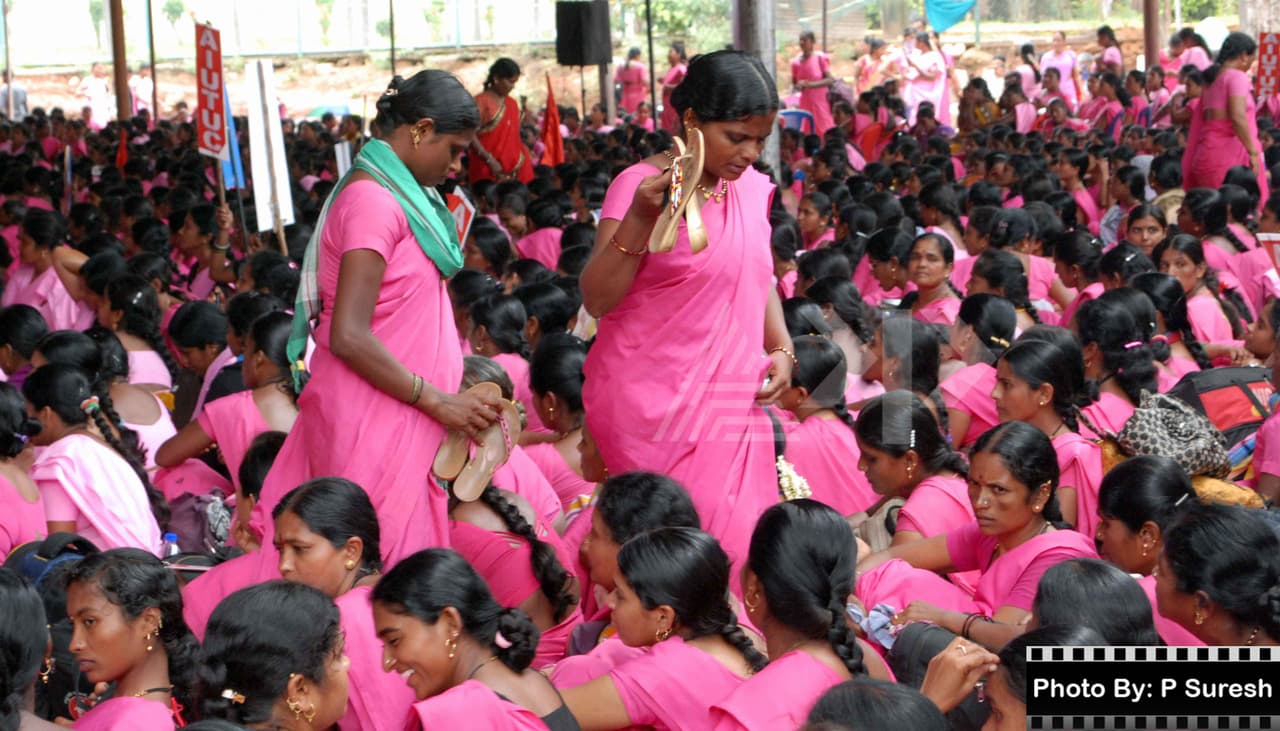 ಹಗಲು ರಾತ್ರಿ ಒಂದು ಮಾಡಿ ಬಿರುಮಳೆಗೂ ಬಗ್ಗದ 'ಆಶಾ' ಹೋರಾಟಕ್ಕೆ ಬಗ್ಗಿದ ಹಗಲು ರಾತ್ರಿ ಒಂದು ಮಾಡಿ ಬಿರುಮಳೆಗೂ ಬಗ್ಗದ 'ಆಶಾ' ಹೋರಾಟಕ್ಕೆ ಬಗ್ಗಿದ