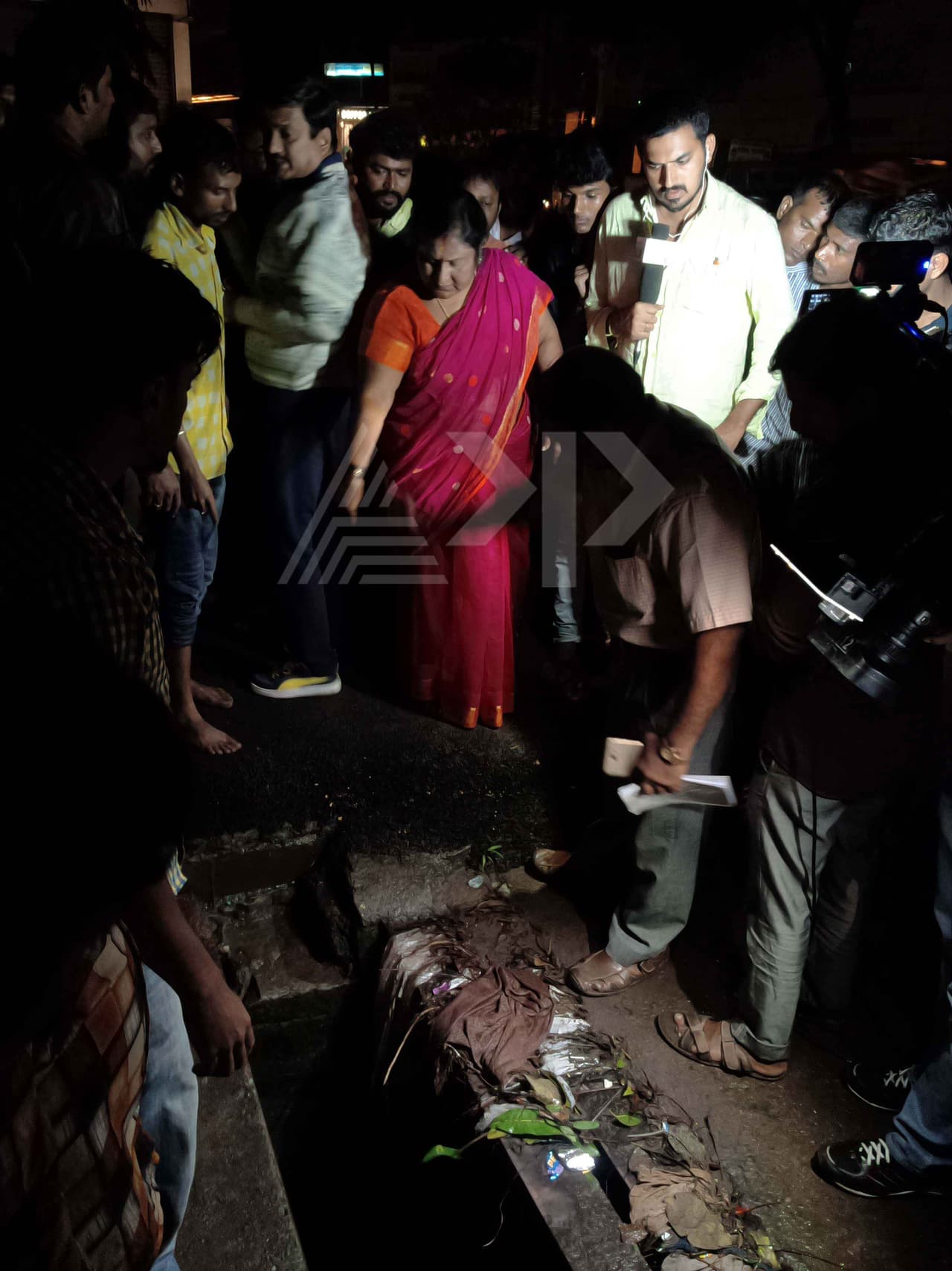 ಬೆಂಗಳೂರಿನ ಮಳೆಯ ರೌದ್ರ ನರ್ತನಕ್ಕೆ ಬಲಿಯಾದವೇ 4 ಬಡಜೀವಗಳು! ಬೆಂಗಳೂರಿನ ಮಳೆಯ ರೌದ್ರ ನರ್ತನಕ್ಕೆ ಬಲಿಯಾದವೇ 4 ಬಡಜೀವಗಳು!