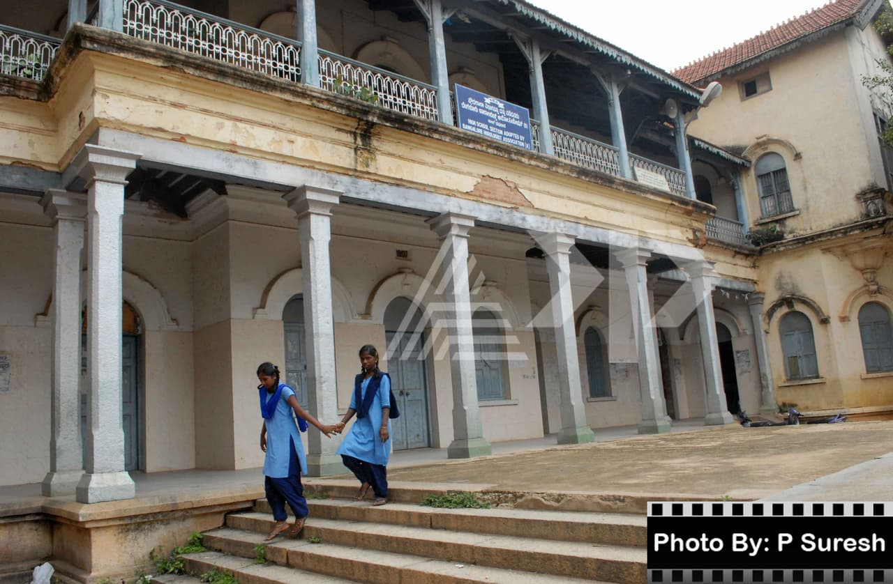 ಈ ಕಾಲೇಜು ಹೀಗೆ ಬಣಗುಡಲು ಕಾರಣವೇನು? ಈ ಕಾಲೇಜು ಹೀಗೆ ಬಣಗುಡಲು ಕಾರಣವೇನು?
