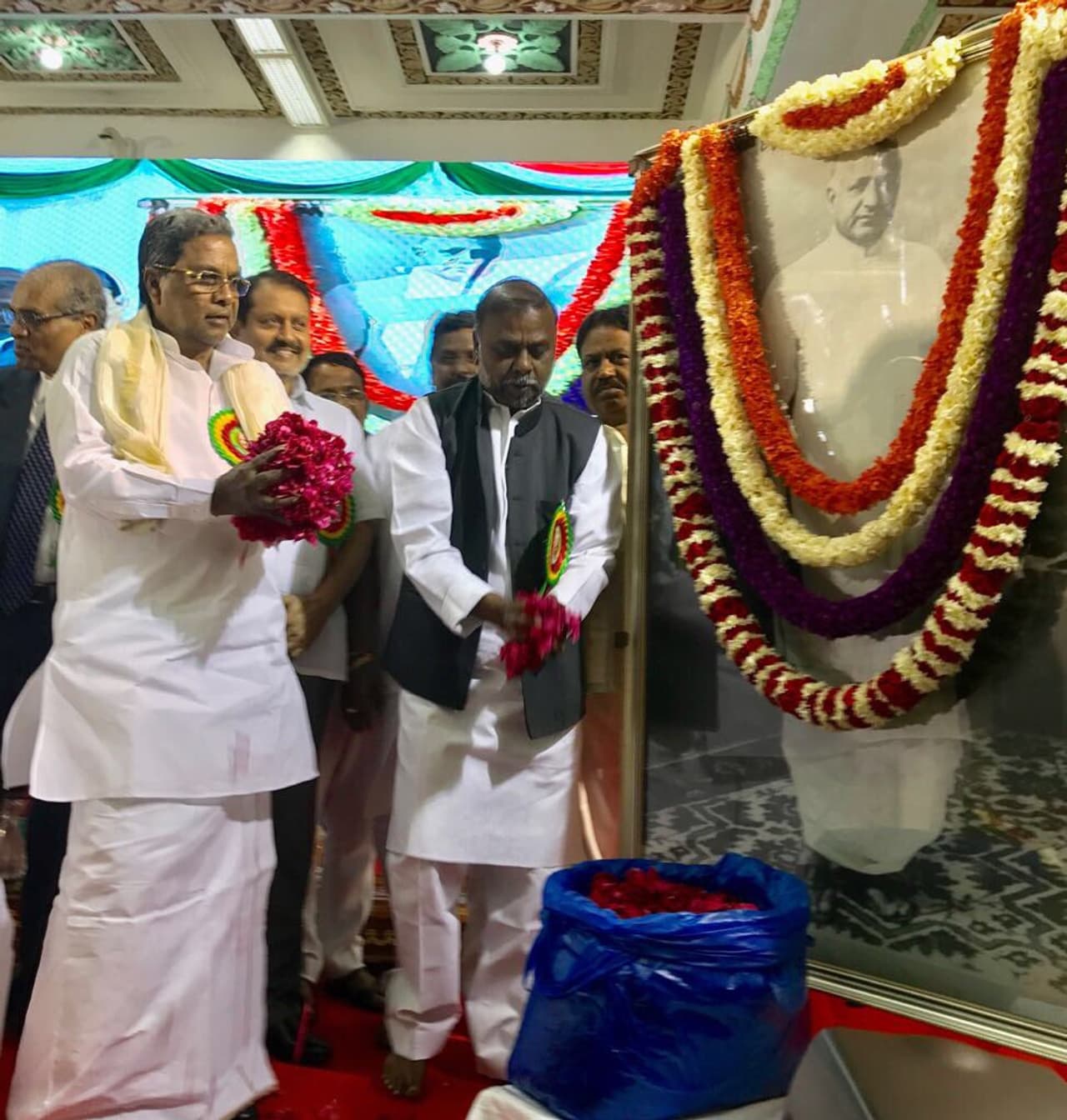 ಖರ್ಗೆ ಅವರಿಗೆ ದೇವರಾಜ ಅರಸು ಪ್ರಶಸ್ತಿ ಪ್ರದಾನ ಖರ್ಗೆ ಅವರಿಗೆ ದೇವರಾಜ ಅರಸು ಪ್ರಶಸ್ತಿ ಪ್ರದಾನ