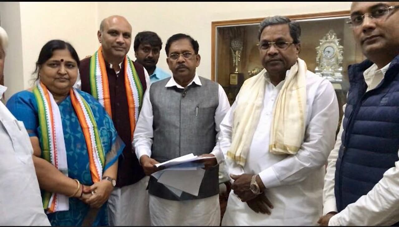 ರಾಹುಲ್ ನಾಮಪತ್ರಕ್ಕೆ ಸಿದ್ದರಾಮಯ್ಯ ಸೇರಿ 20 ಸೂಚಕರ ಸಹಿ ರಾಹುಲ್ ನಾಮಪತ್ರಕ್ಕೆ ಸಿದ್ದರಾಮಯ್ಯ ಸೇರಿ 20 ಸೂಚಕರ ಸಹಿ