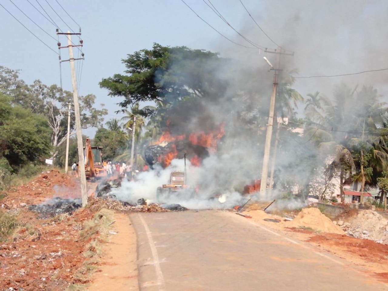 ವಿದ್ಯುತ್ ತಂತಿ ಸ್ಪರ್ಶಿಸಿ ಟ್ರ್ಯಾಕ್ಟರ್ ಭಸ್ಮ ವಿದ್ಯುತ್ ತಂತಿ ಸ್ಪರ್ಶಿಸಿ ಟ್ರ್ಯಾಕ್ಟರ್ ಭಸ್ಮ